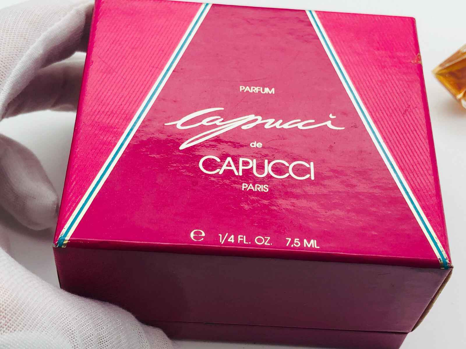 Scatola vintage di profumo Roberto Capucci con logo elegante e colori vibranti