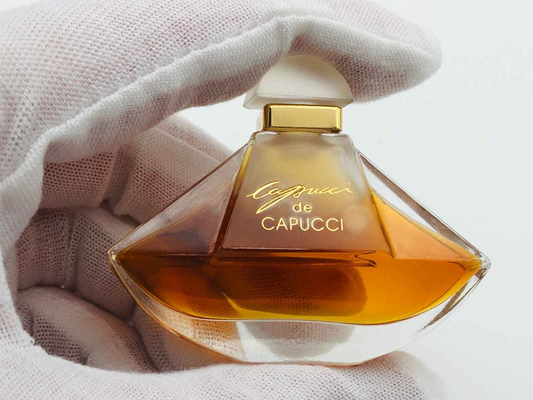 Profumo Roberto Capucci Vintage in flacone elegante con design distintivo e tonalità dorate