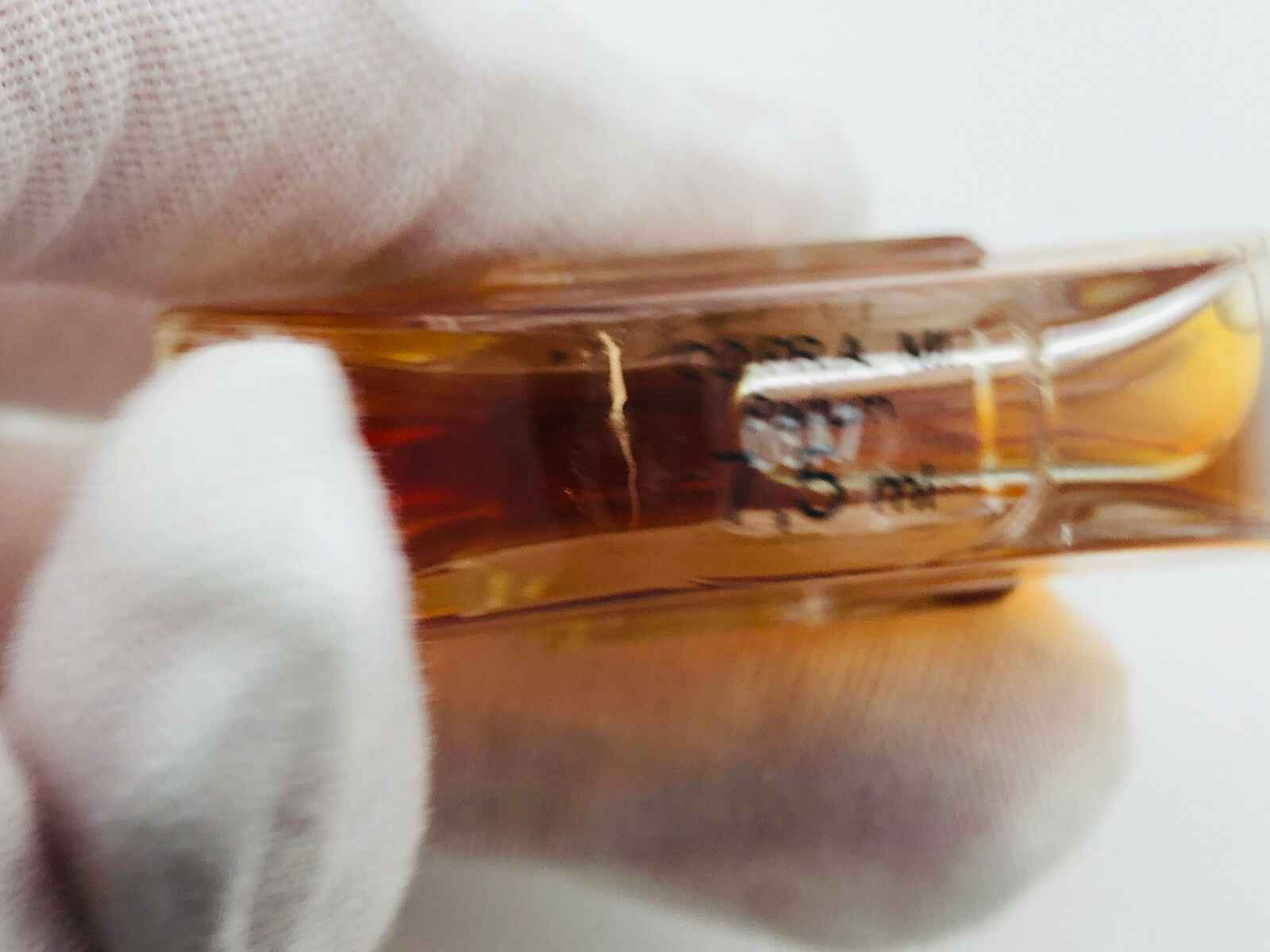 Essenza Roberto Capucci Vintage in flacone elegante visibile tra le mani, perfetta per i collezionisti