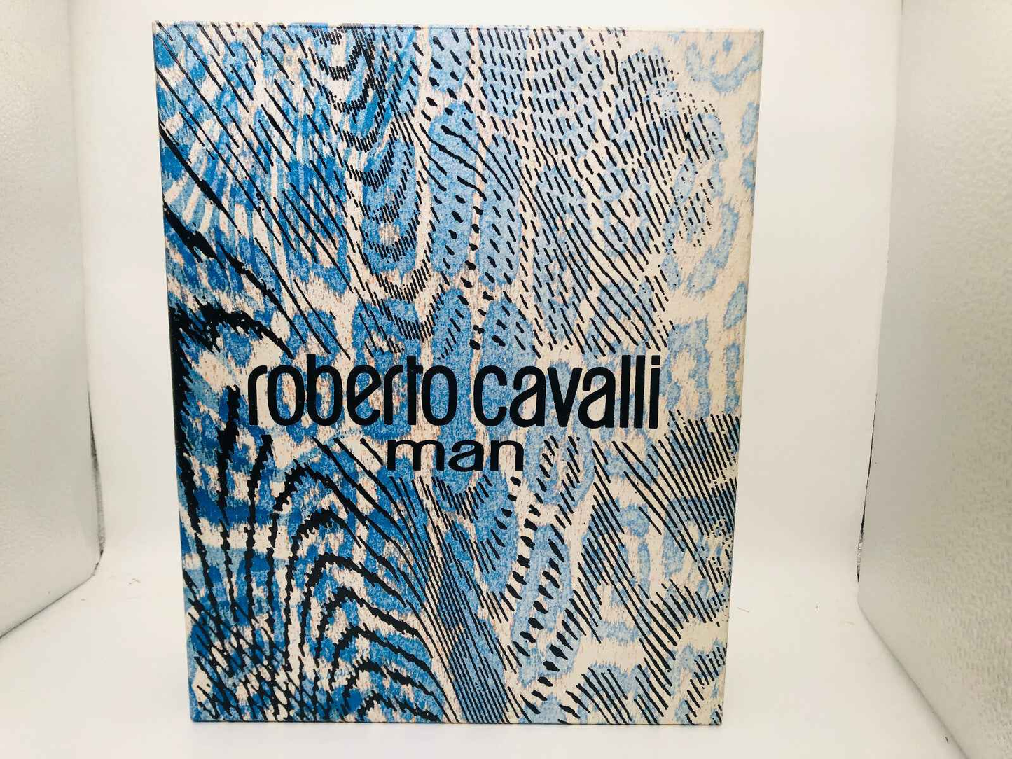 Scatola di profumo Roberto Cavalli Man con design elegante e colori blu e beige