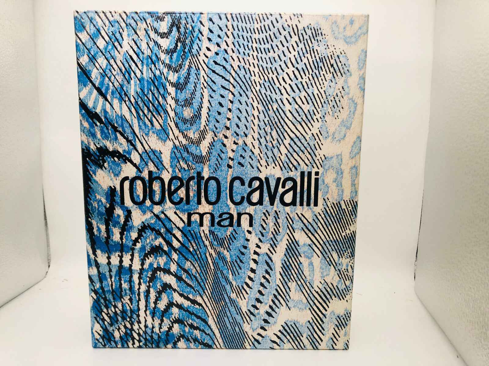 Scatola di profumo Roberto Cavalli Man con design elegante e colori blu e beige