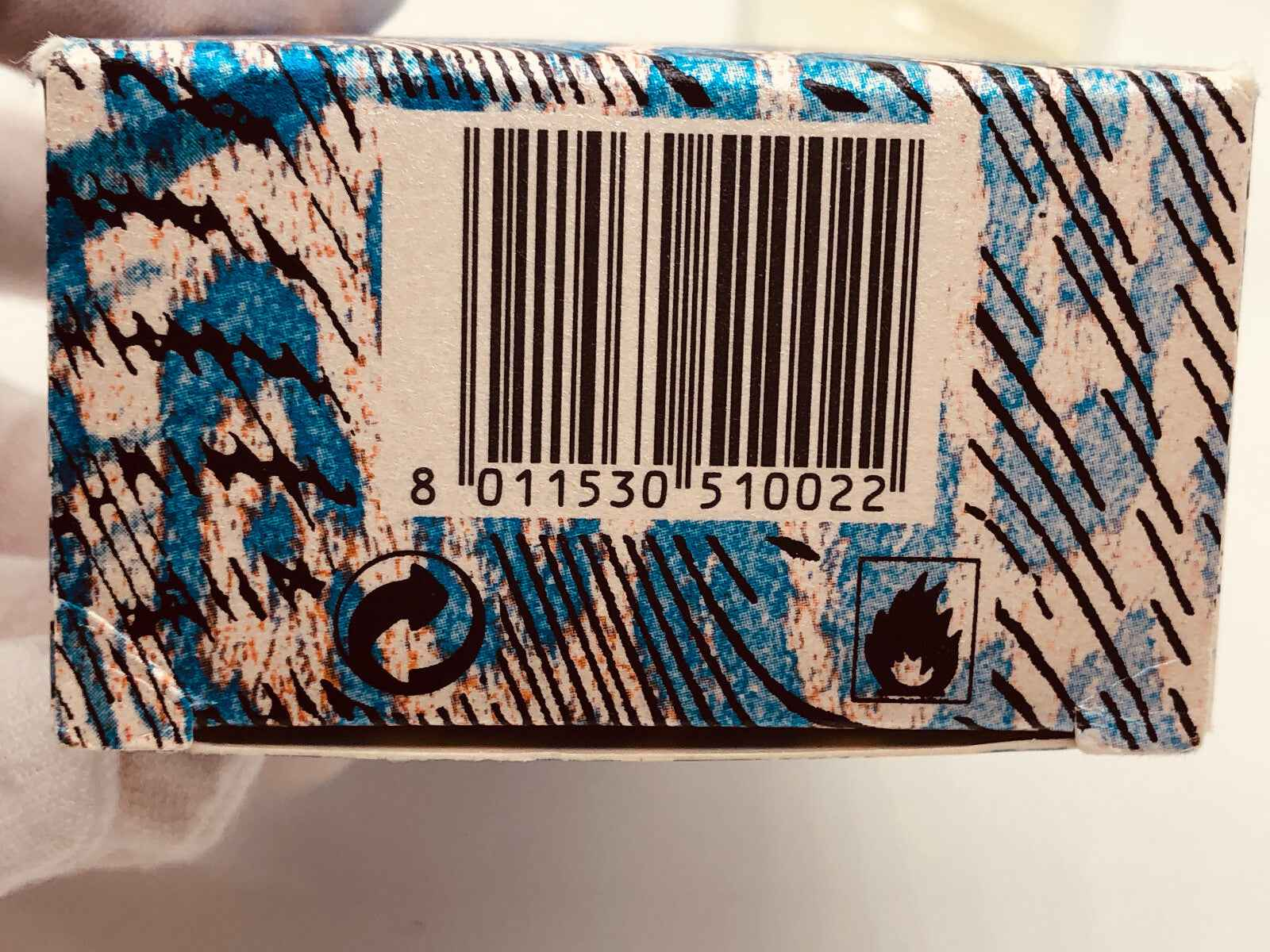 Confezione del profumo Roberto Cavalli Man con design colorato e codice a barre evidenziato