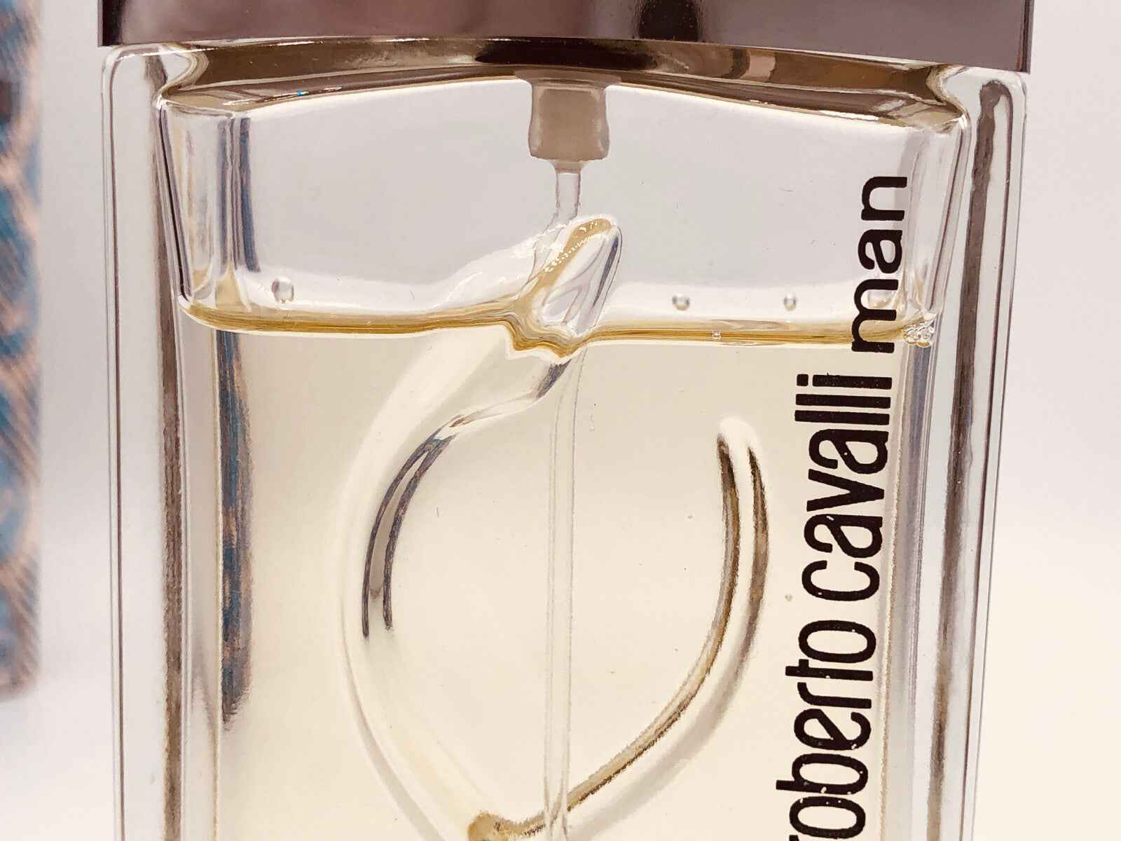 Flacone di profumo Roberto Cavalli Man con design elegante e fragranza aromatica