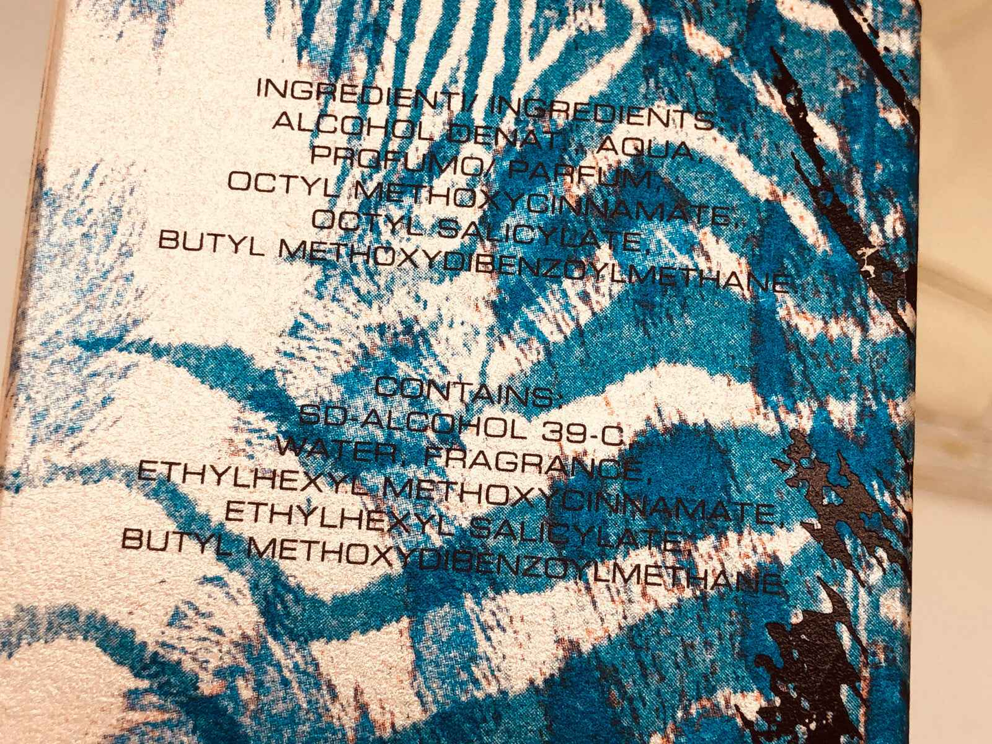 Scatola di profumo Roberto Cavalli Man con ingredienti dettagliati e design elegante