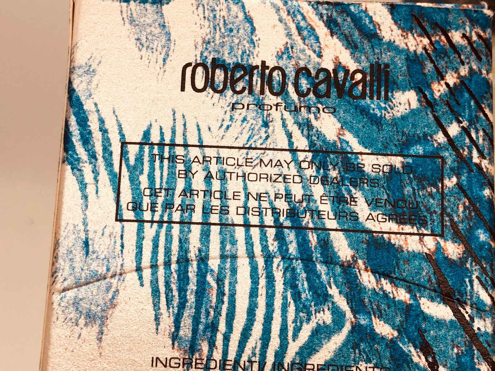 Scatola di profumo Roberto Cavalli Man con design elegante e colori vivaci