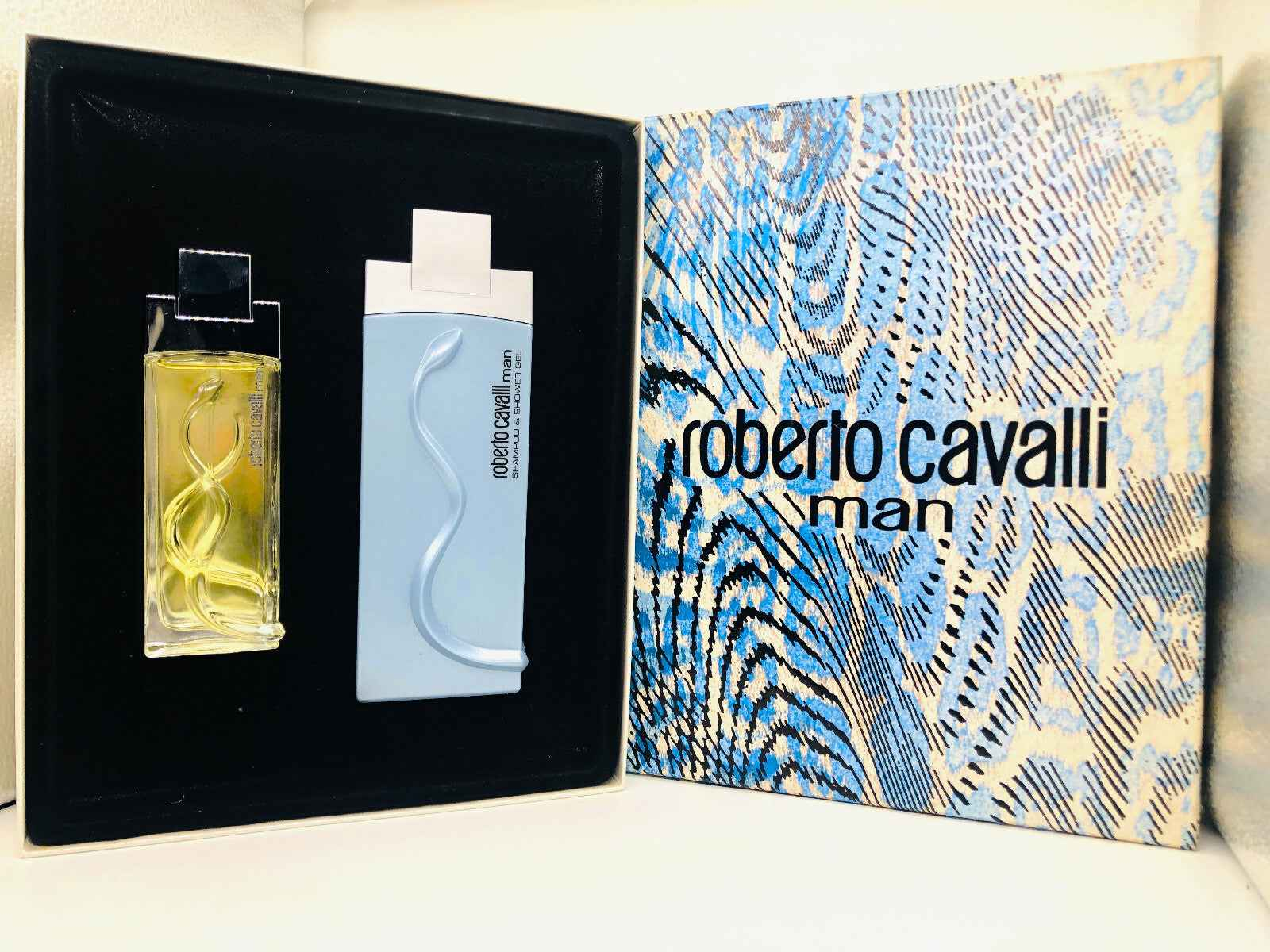 Set regalo di profumi Roberto Cavalli Man con flaconi elegantemente presentati in una confezione di design