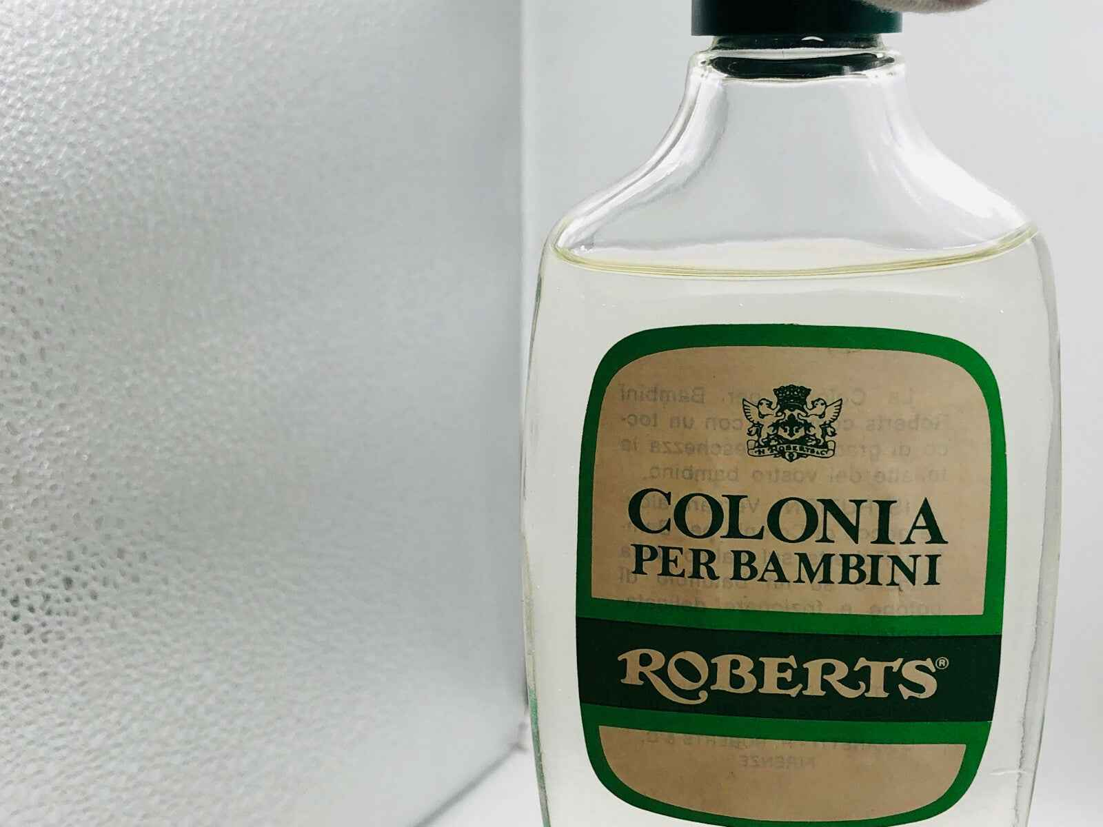 Flacone di profumo Roberts Colonia Bambini con etichetta verde e design elegante