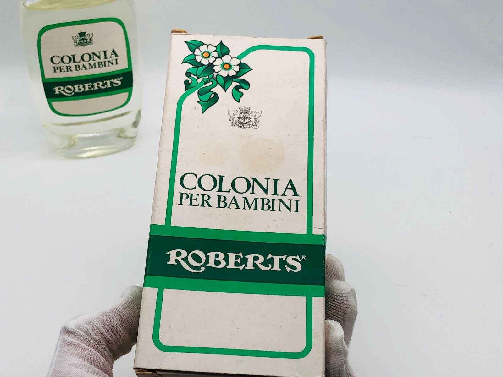 Scatola di Profumo Roberts Colonia Bambini con design elegante e bottiglia sullo sfondo