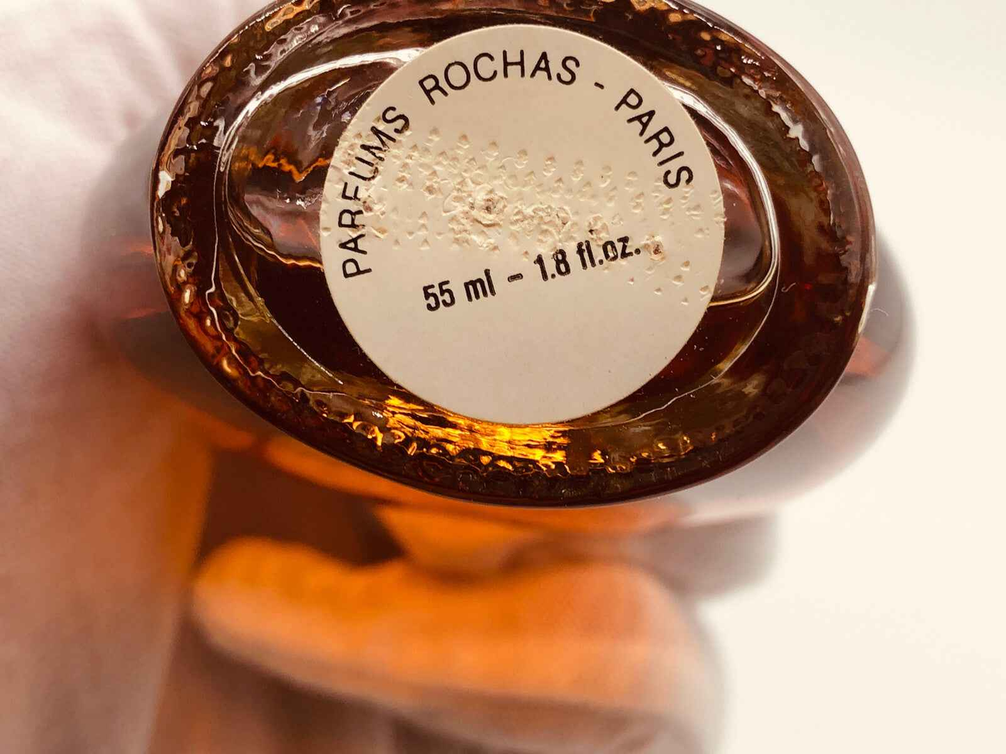 Bottiglia di profumo Rochas Femme Vintage da 55 ml con etichetta distintiva e design elegante