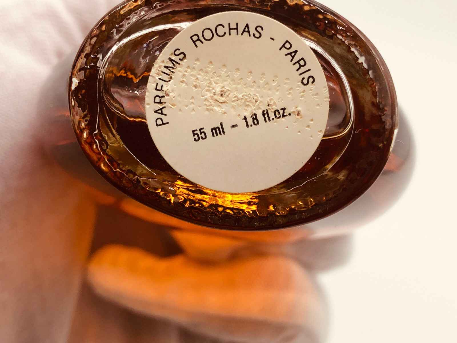 Bottiglia di profumo Rochas Femme Vintage da 55 ml con etichetta distintiva e design elegante