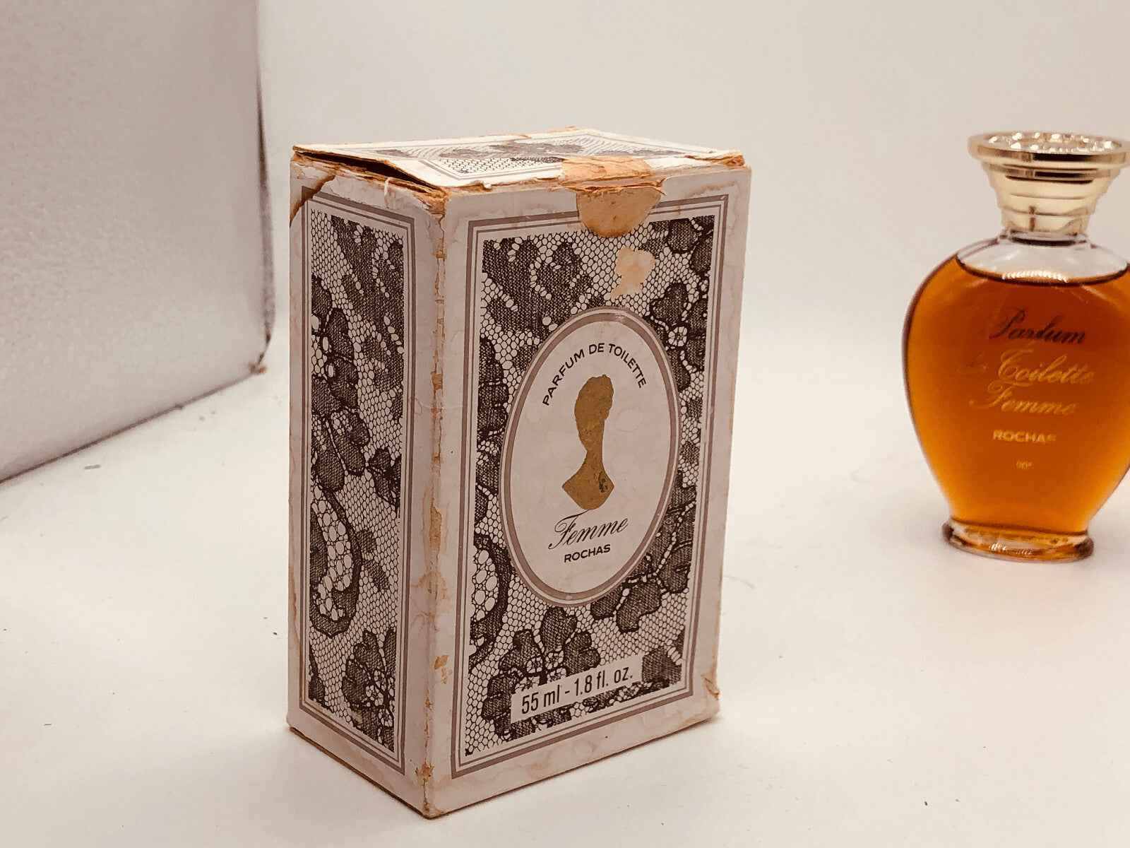 Profumo Rochas Femme Vintage in flacone d'oro con confezione elegante e design classico