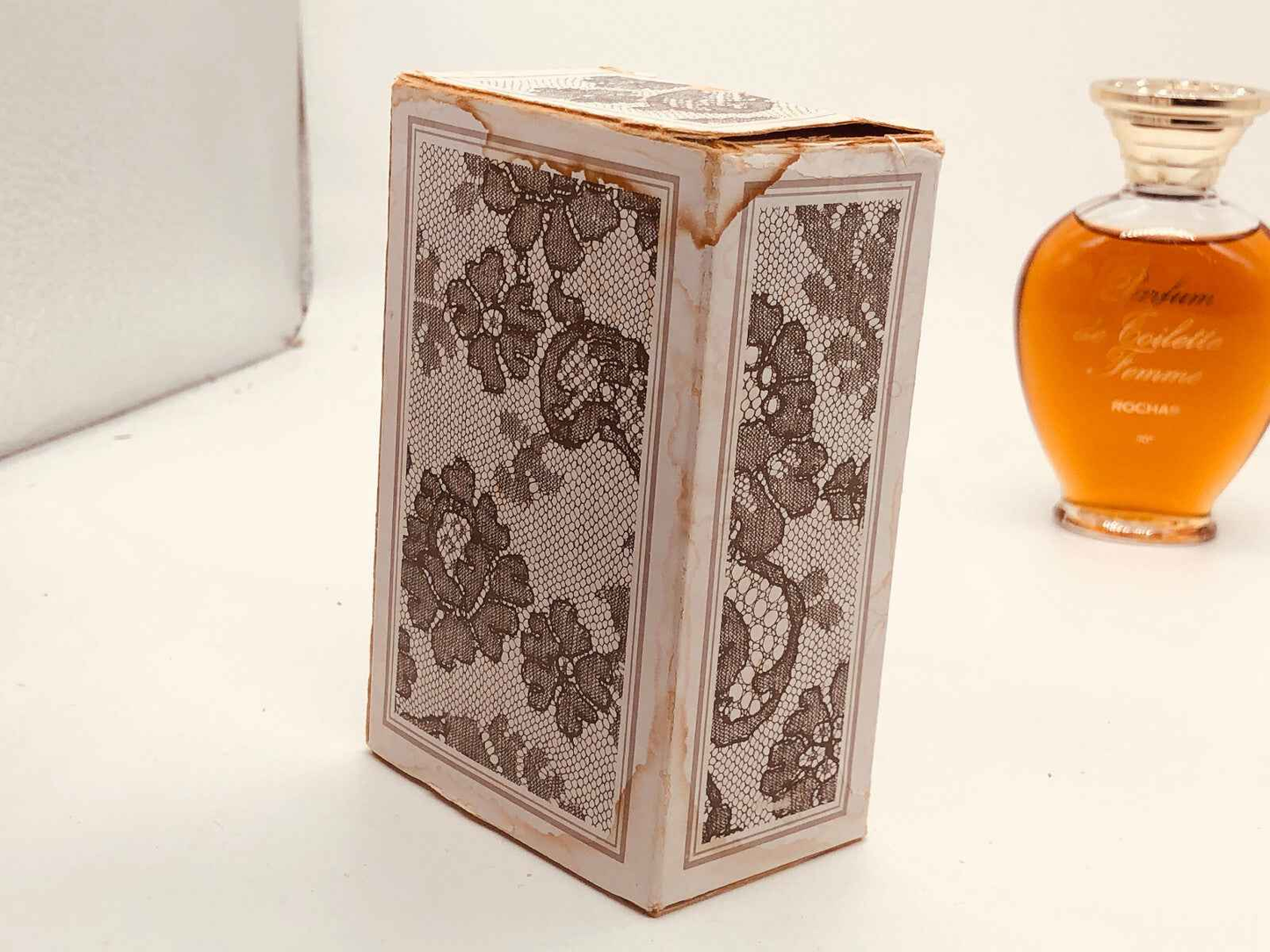 Scatola vintage di Rochas Femme Vintage con motivo floreale e profumo in confezione di vetro