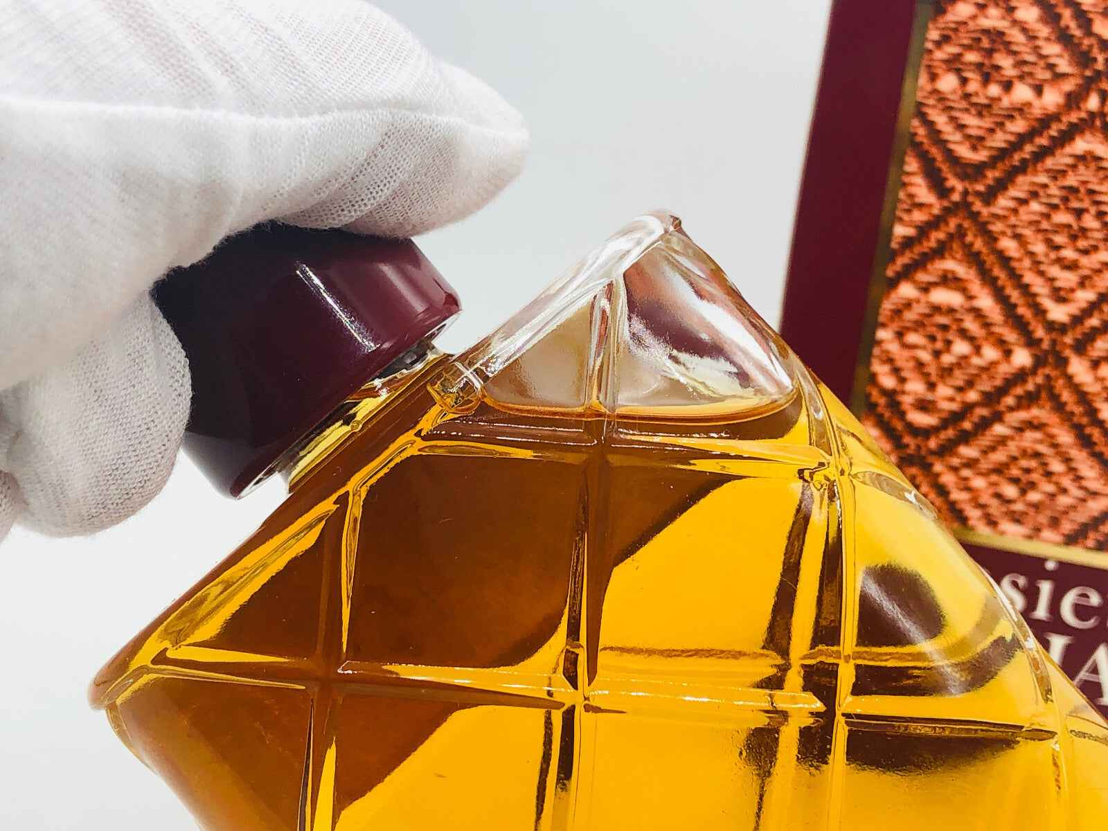 Rochas Monsieur Vintage profumo in bottiglia caratteristica con tappo marrone e design elegante