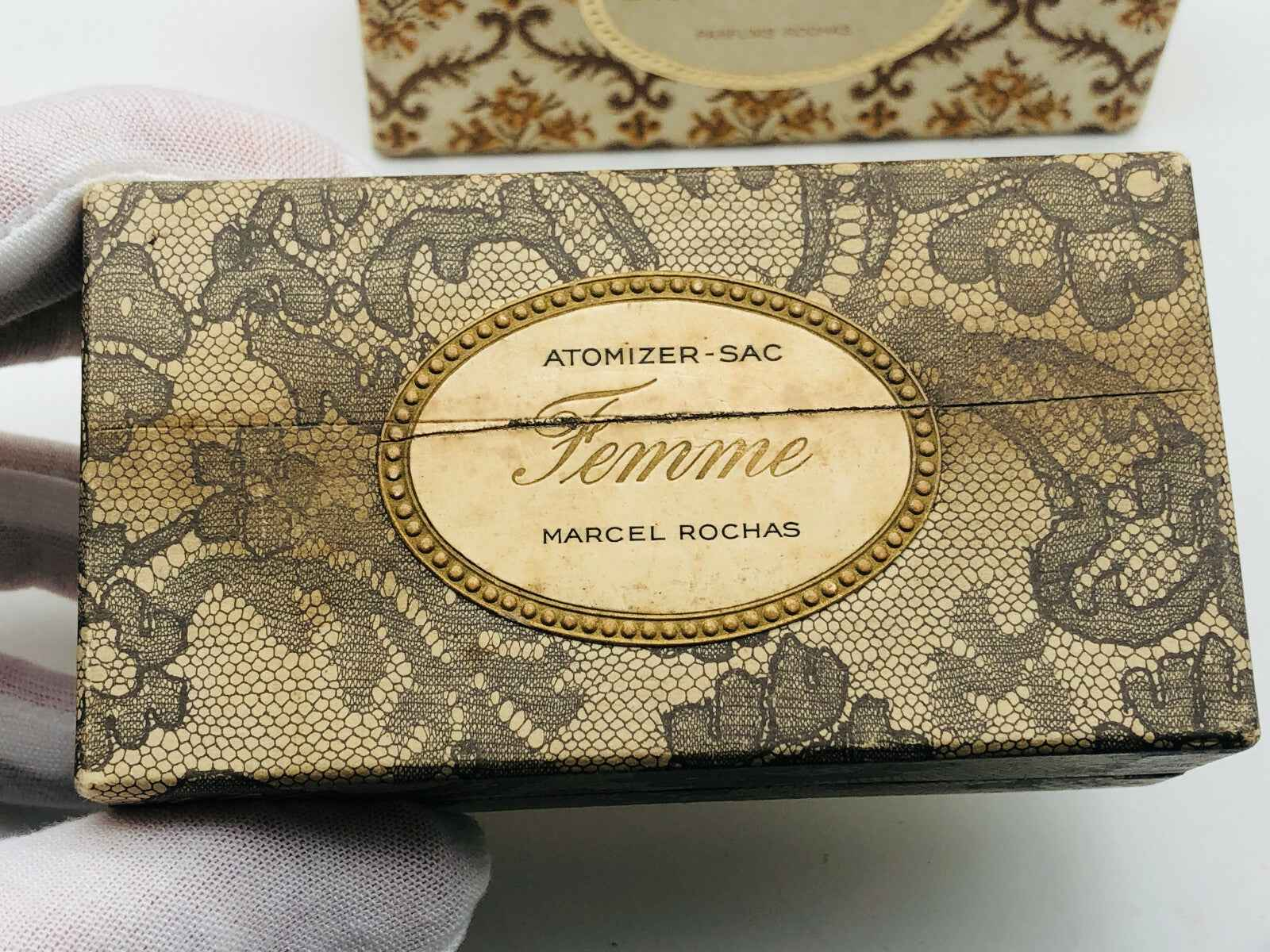 Scatola vintage dell'atomizzatore Rochas Parfum Extrait Vintage con design floreale elegante