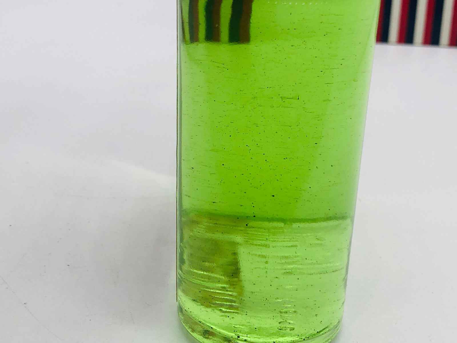 Bottiglia di profumo verde Monsieur Roger Gallet per una fragranza fresca e rinfrescante