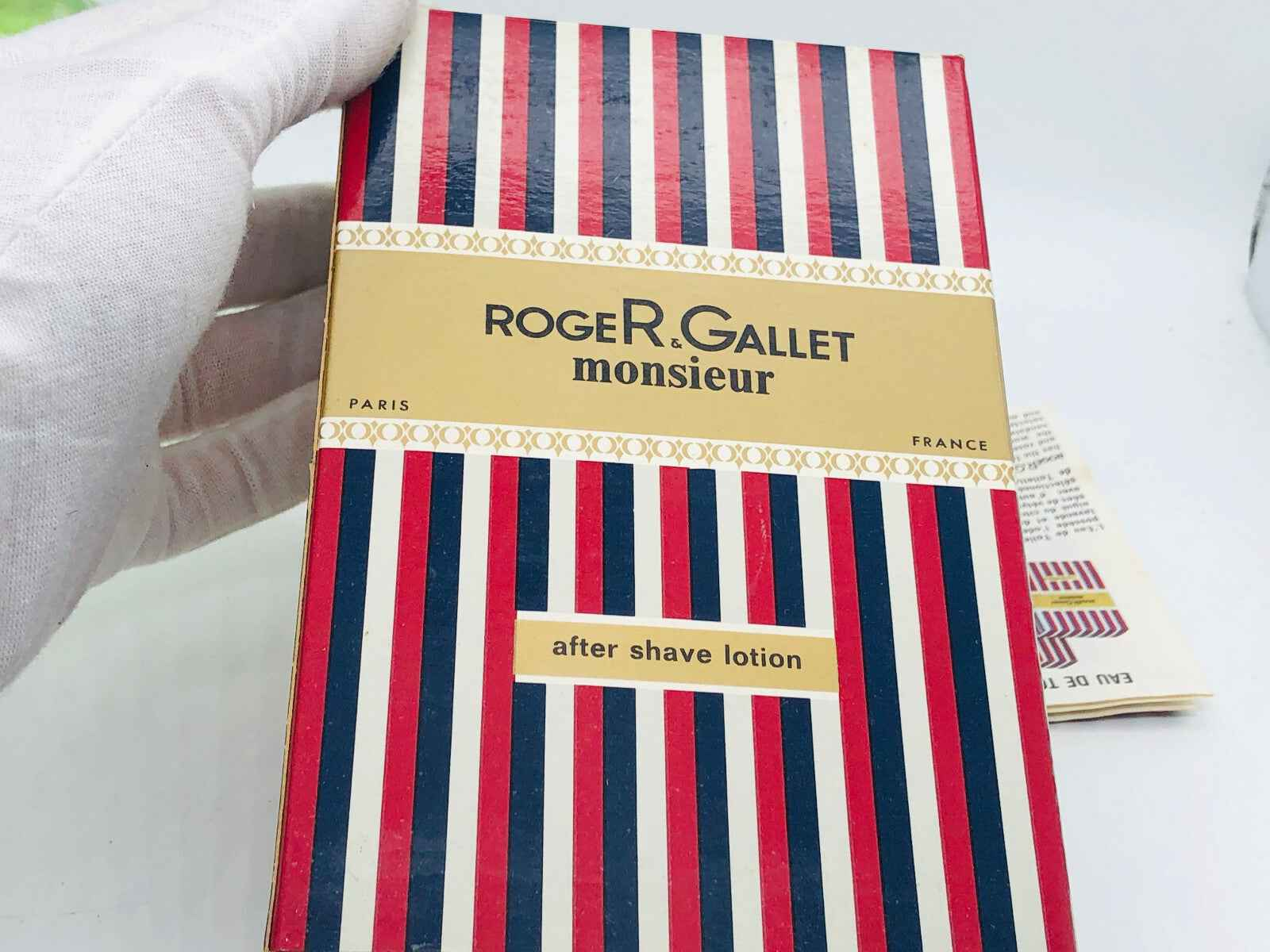 Lotion dopobarba Roger & Gallet Monsieur con packaging a strisce rosse e blu per un'esperienza rinfrescante