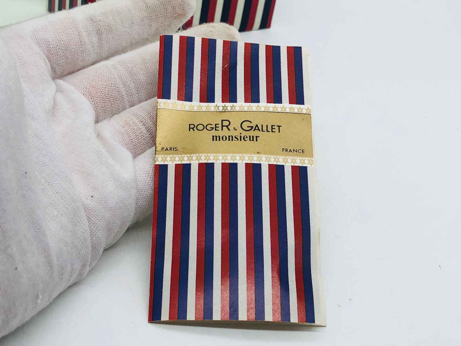 Confezione di Monsieur Roger Gallet in strisce rosse, bianche e blu, con etichetta elegante
