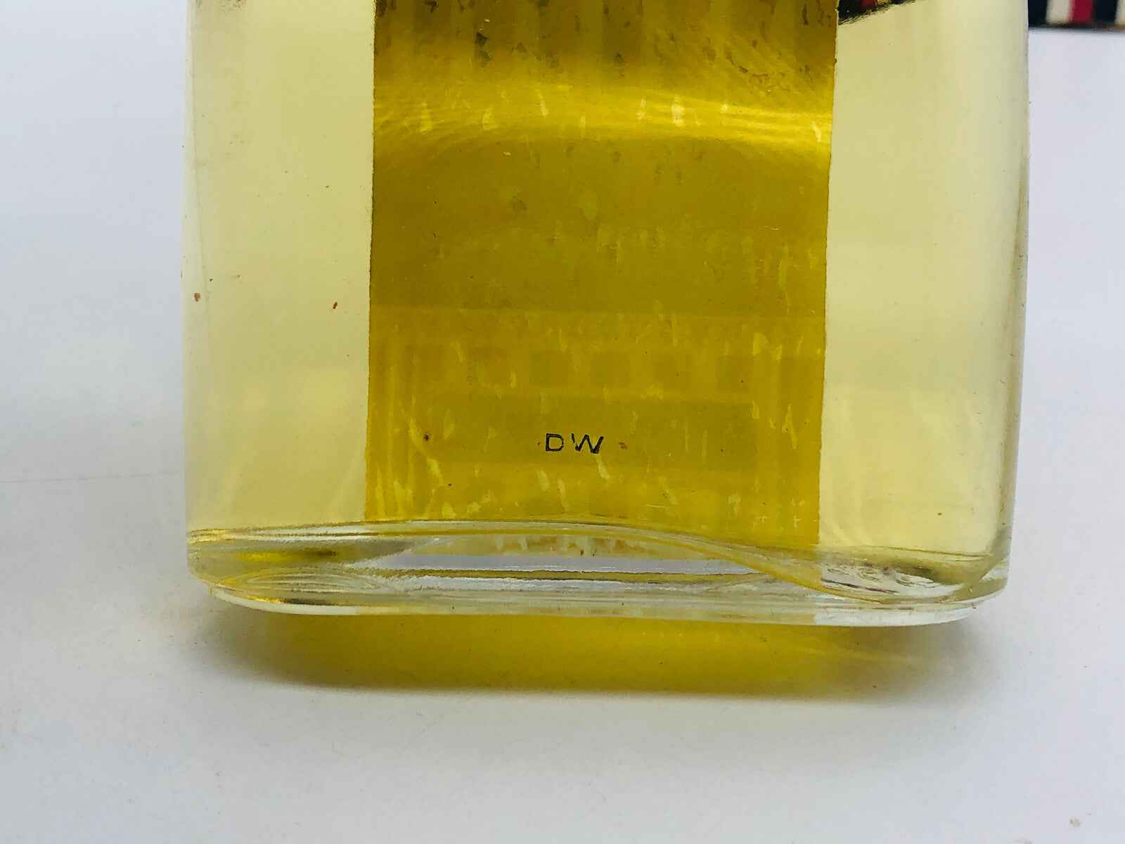 Flacone di profumo Monsieur Roger Gallet Vintage con liquido giallo e design elegante