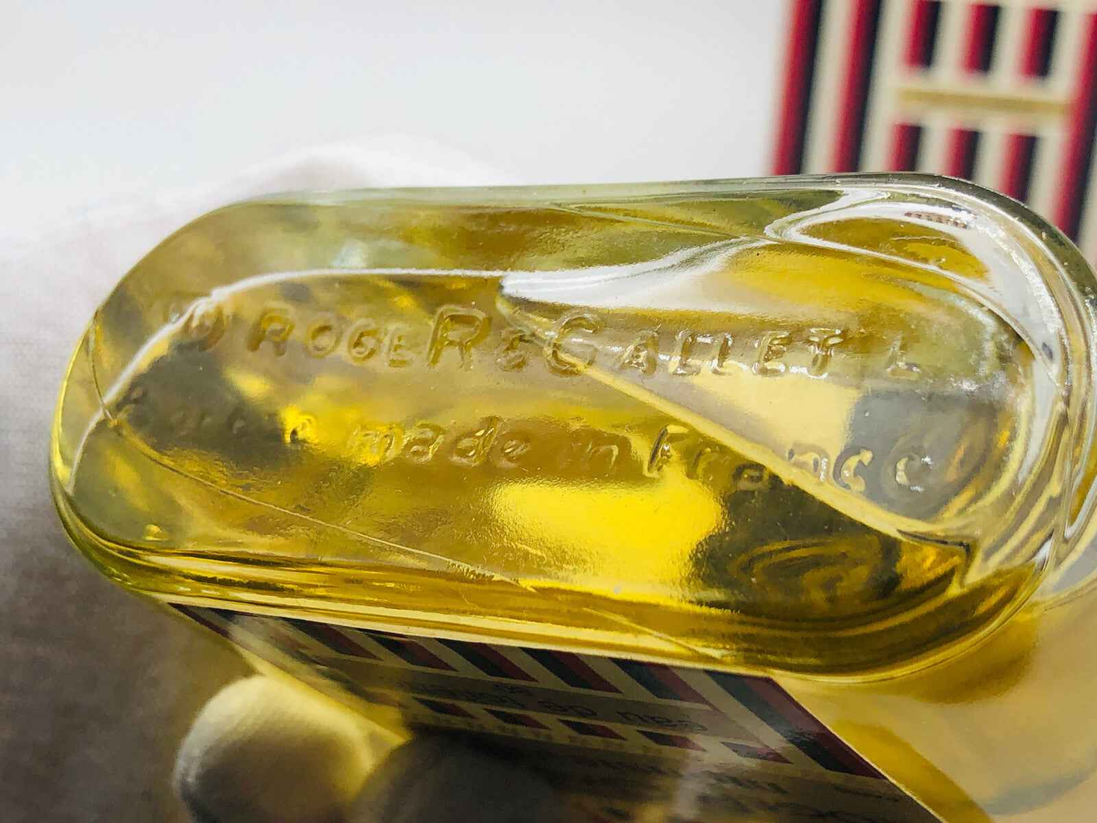 Bottiglia di Monsieur Roger Gallet Vintage con etichetta elegante e design francese distintivo