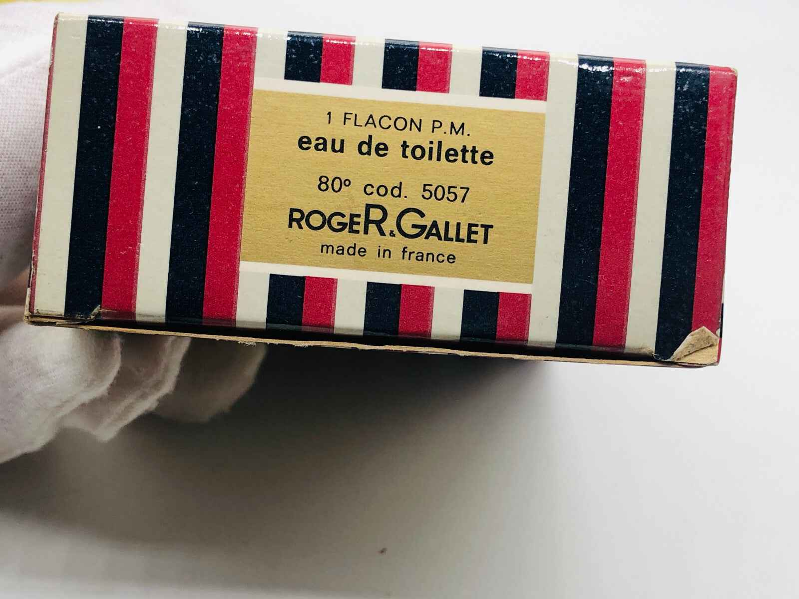 Scatola di Eau de Toilette Monsieur Roger Gallet Vintage con design a righe blu e rosse
