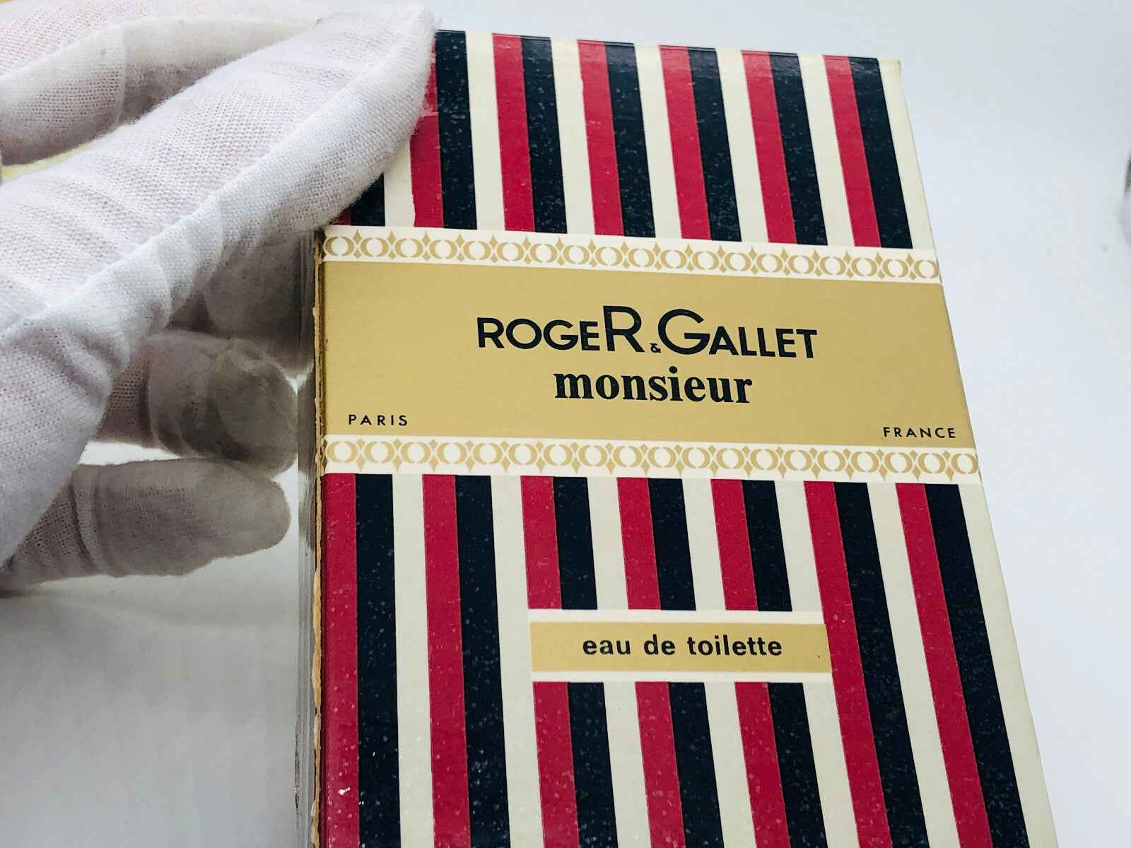 Scatola di Eau de Toilette Monsieur Roger Gallet Vintage con design elegante e strisce colorate