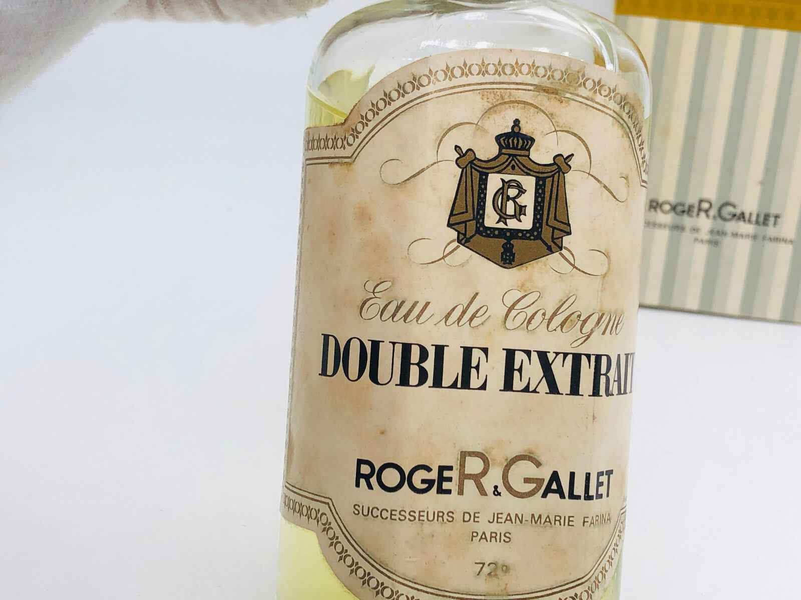 Flacone di profumo Roger & Gallet Vintage con etichetta classica e design elegante