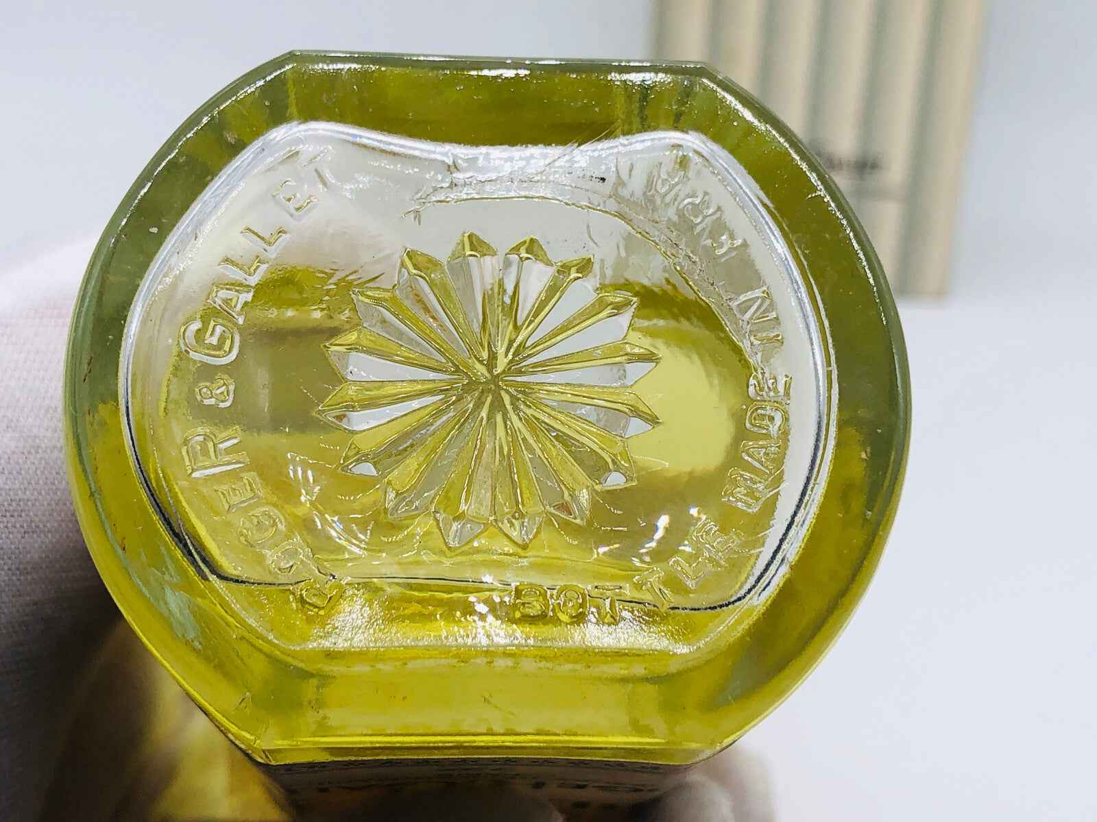 Bottiglia di profumo Roger & Gallet Vintage con design elegante e vetro trasparente