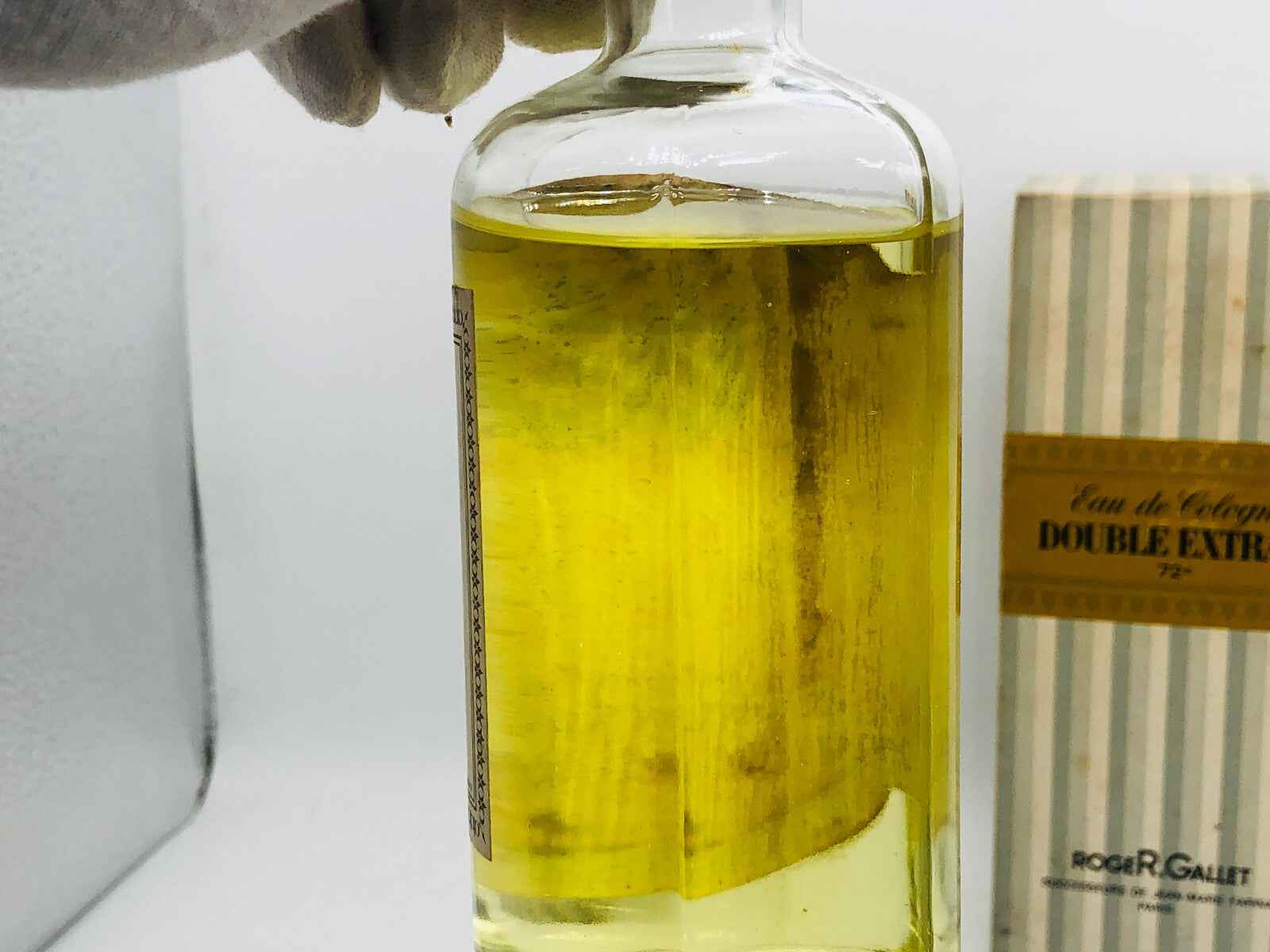 Flacone di profumo Roger & Gallet Vintage con liquido ambrato in esposizione elegante