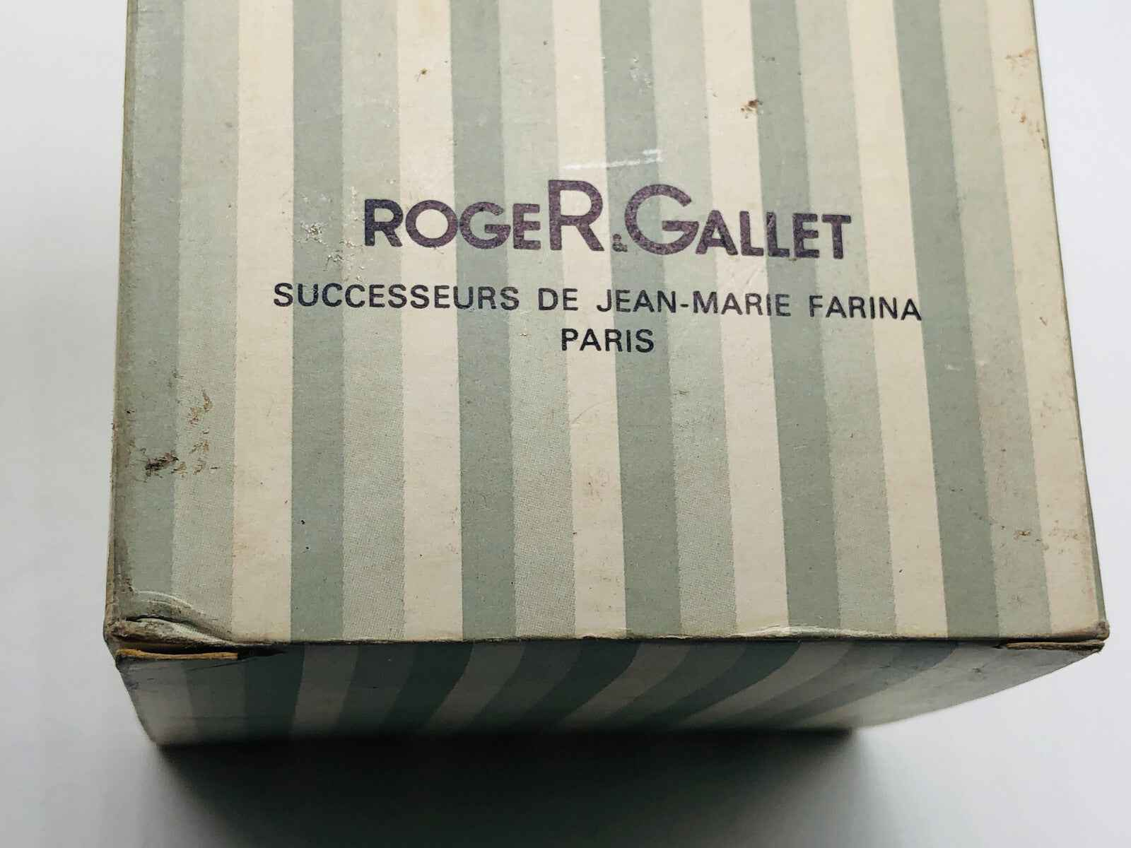 Scatola di Profumo Roger & Gallet Vintage con strisce verdi e bianche, logo ben visibile