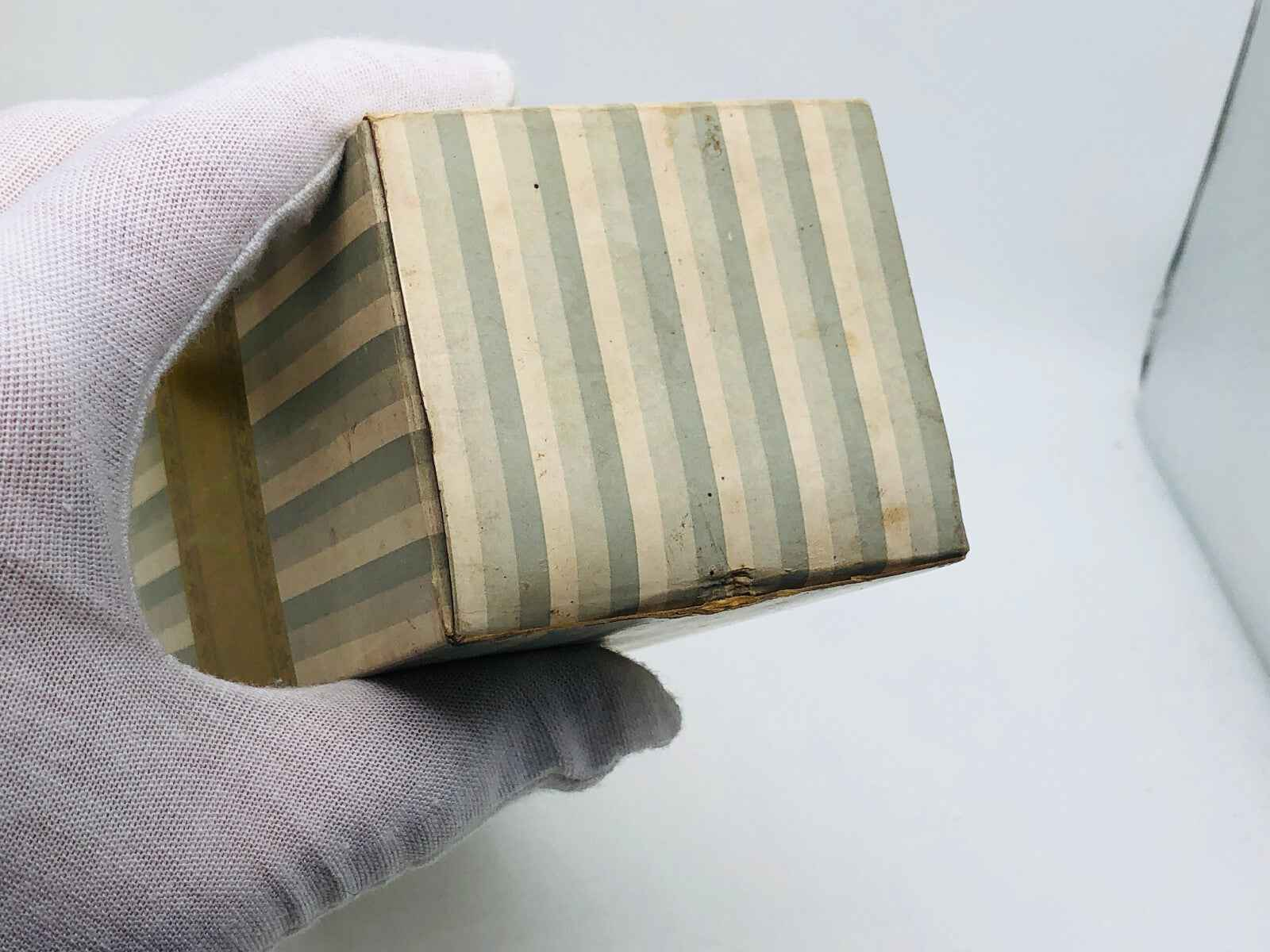 Scatola del profumo Roger & Gallet Vintage con motivo a righe e segni d'usura