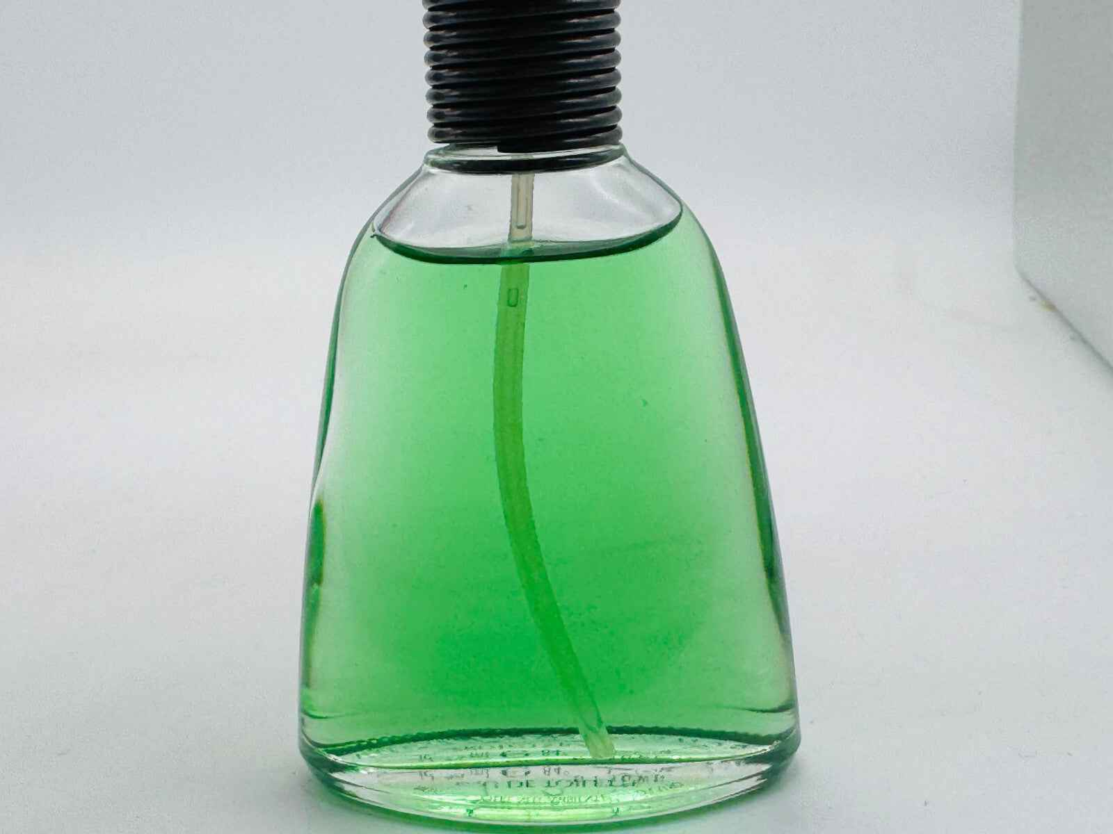 Flacone di profumo verde vintage di Romeo Gigli Uomo Vintage con design elegante e sofisticato