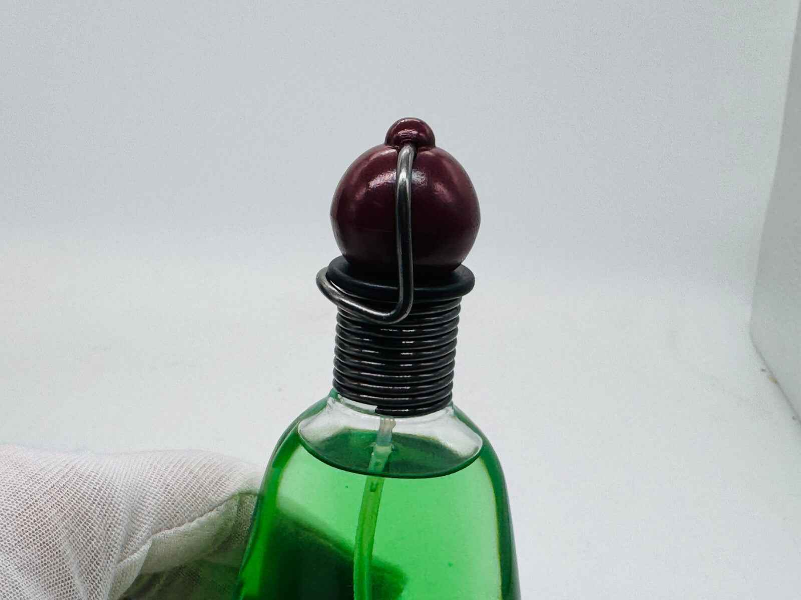 Bottiglia di profumo verde vintage Romeo Gigli Uomo Vintage con tappo rosso e design elegante