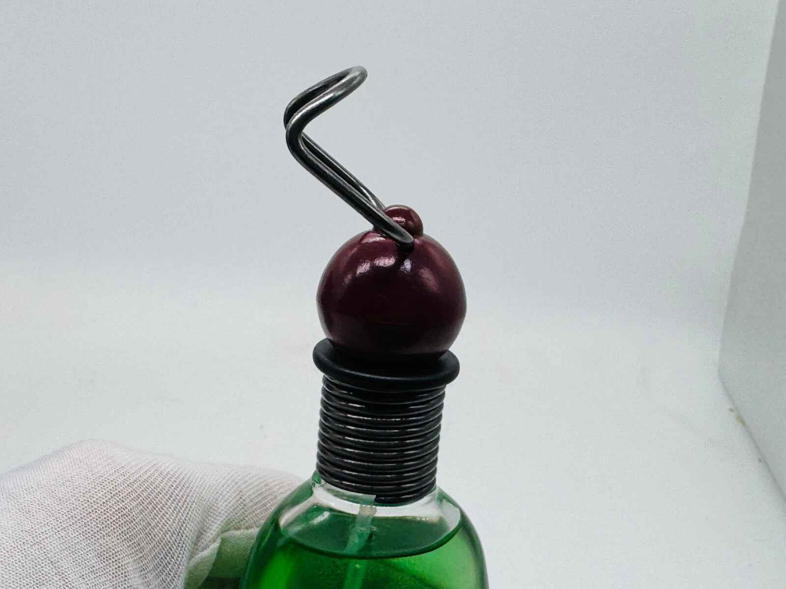 Dettaglio del profumo Romeo Gigli Uomo Vintage con tappo in metallo e design elegante