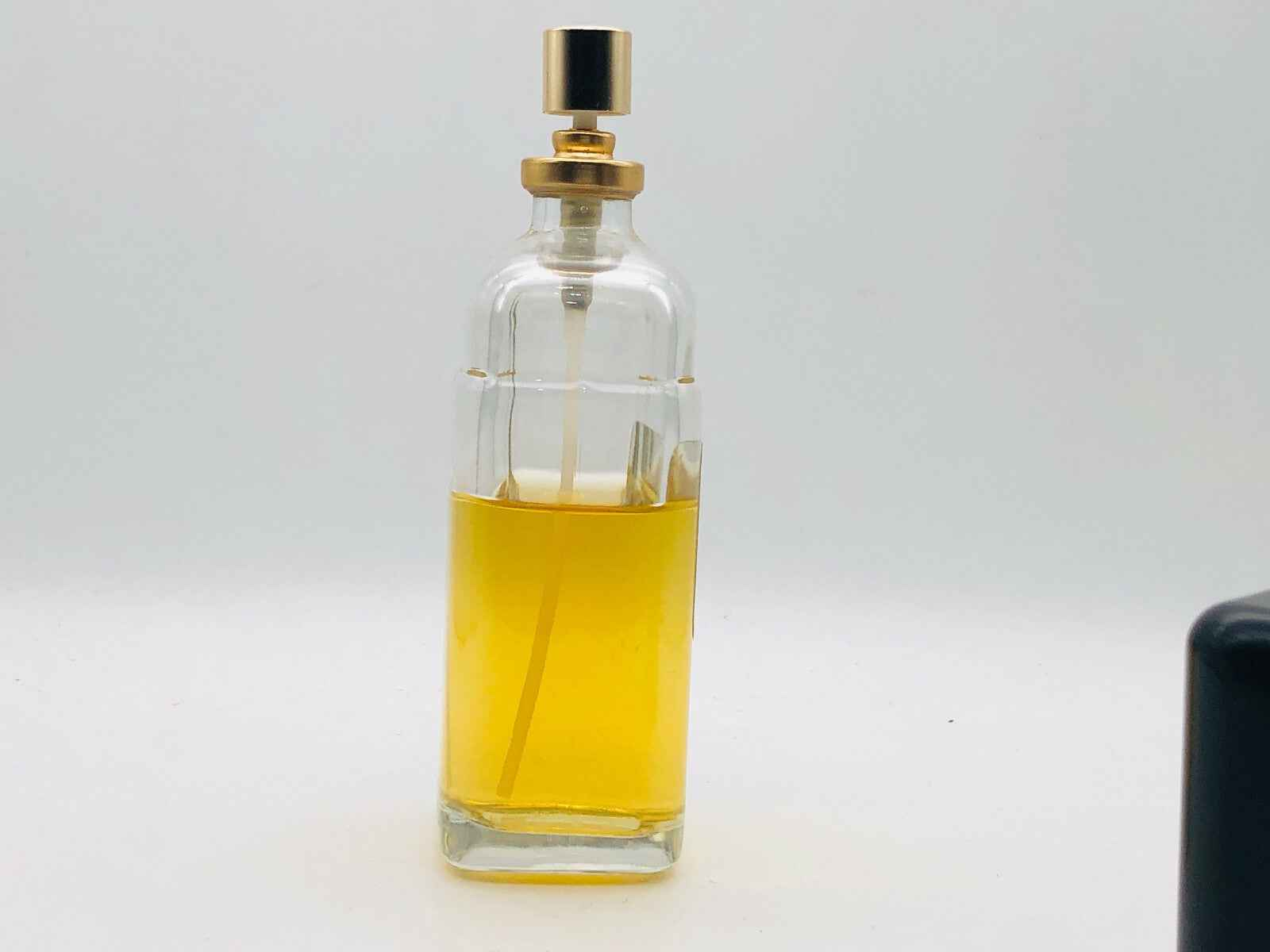 Flacone di profumo Rose & Co Manchester Vintage con tappo dorato e liquido giallo
