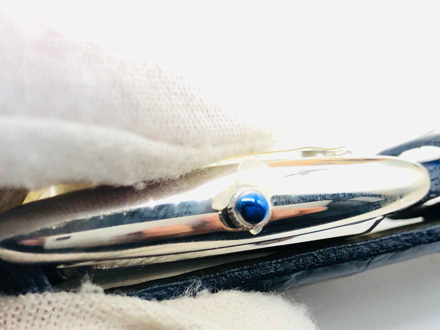 Dettaglio del profumo Le Roy Soleil Salvador Dali con flacone elegante e finiture metalliche