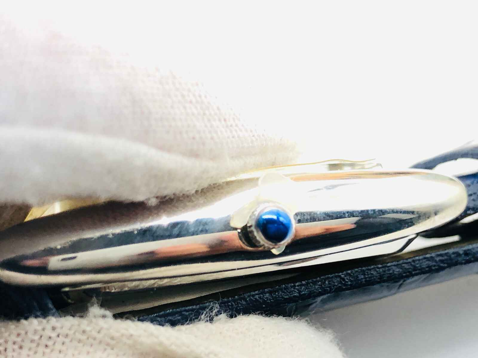 Dettaglio del profumo Le Roy Soleil Salvador Dali con flacone elegante e finiture metalliche
