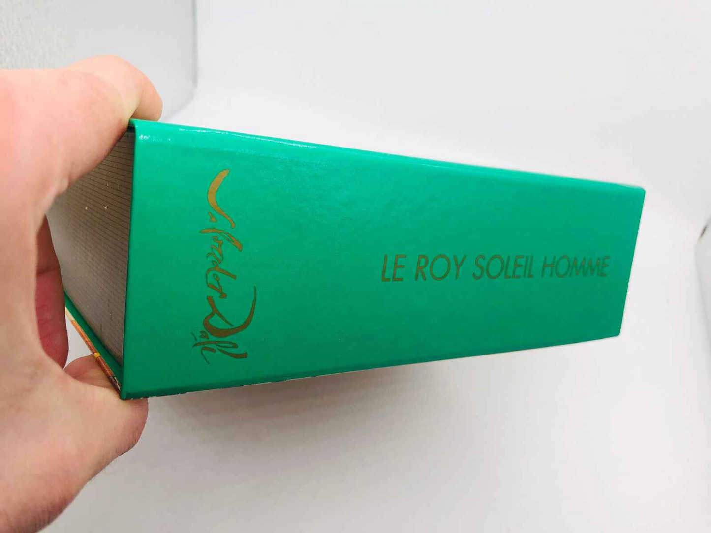 Scatola verde del profumo Le Roy Soleil Salvador Dali con dettagli dorati per uomo