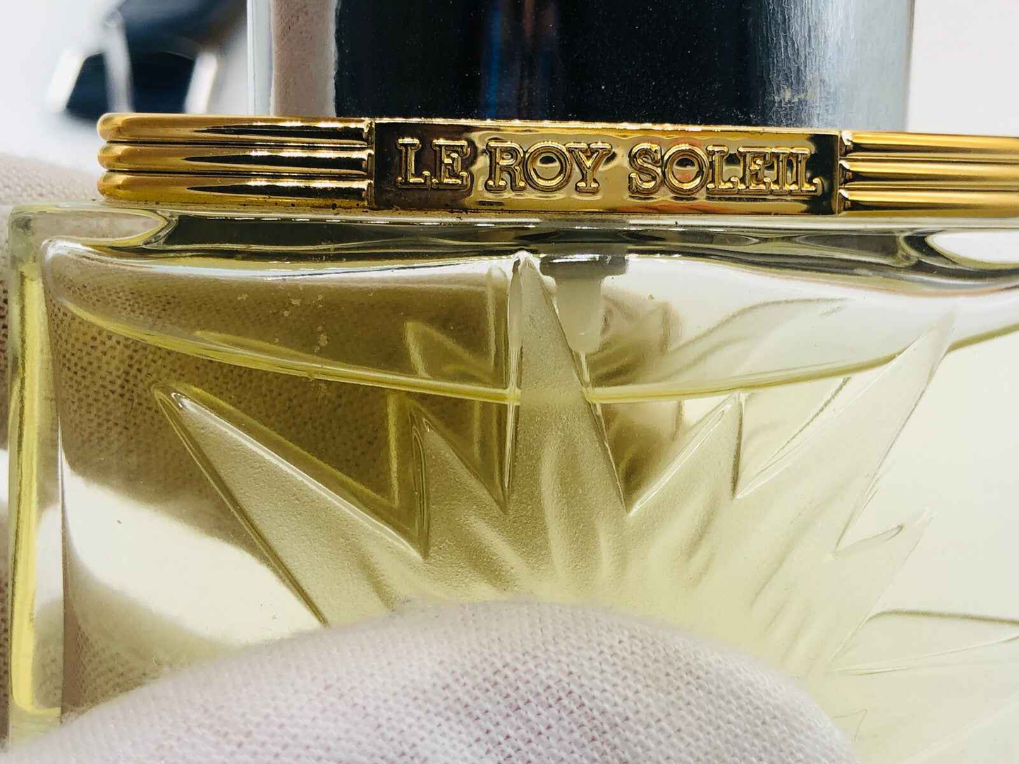 Dettaglio del flacone di profumo Le Roy Soleil Salvador Dali con design unico e scintillante
