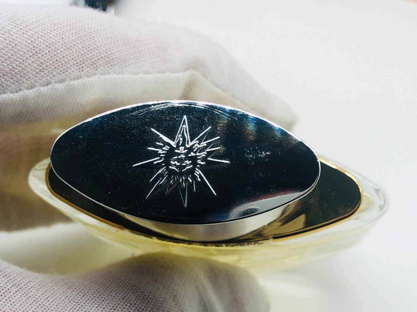 Flacone del profumo Le Roy Soleil Salvador Dali con tappo argentato e incisione artistica sul coperchio