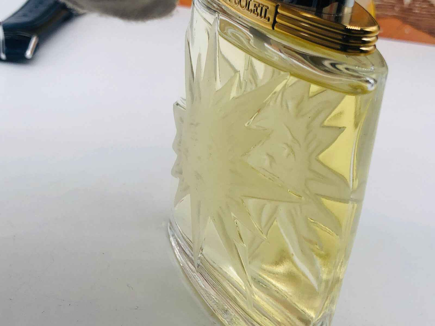 Flacone di profumo Le Roy Soleil Salvador Dali con design a forma di sole e fragranza inebriante