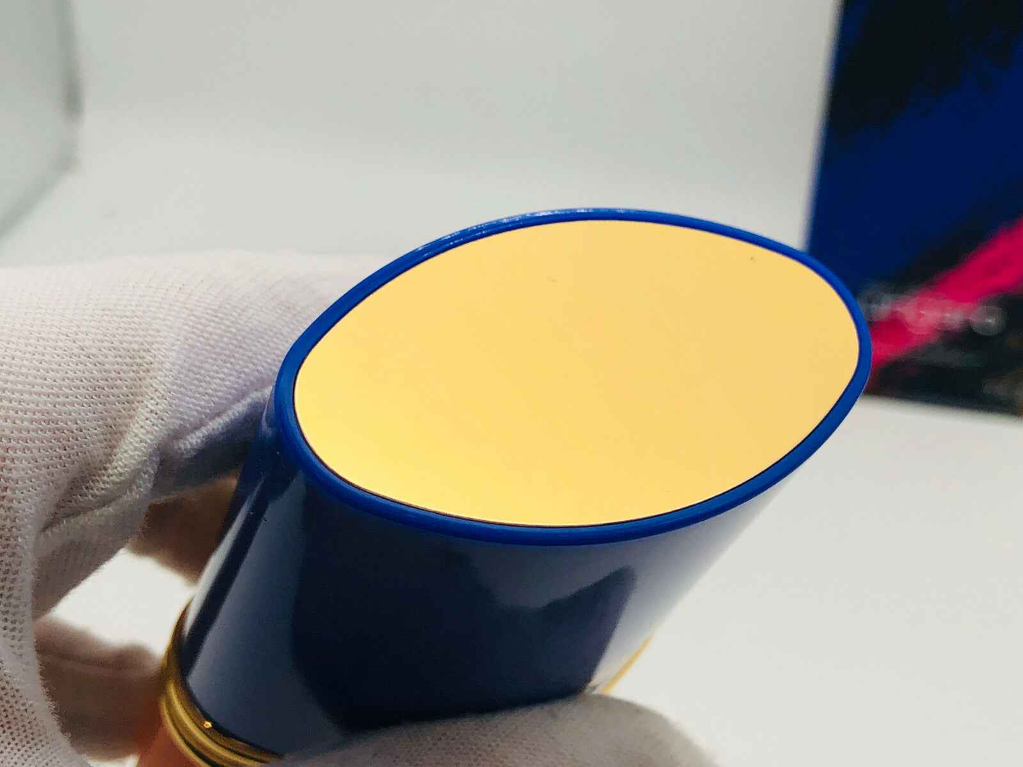 Dettaglio della chiusura del profumo Senso Ungaro con design elegante e finitura lucida