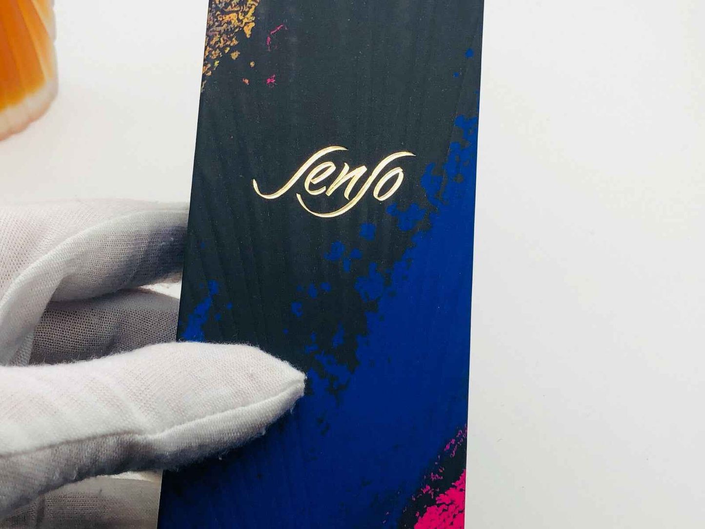 Scatola di profumo Senso Ungaro con design elegante e colori vivaci