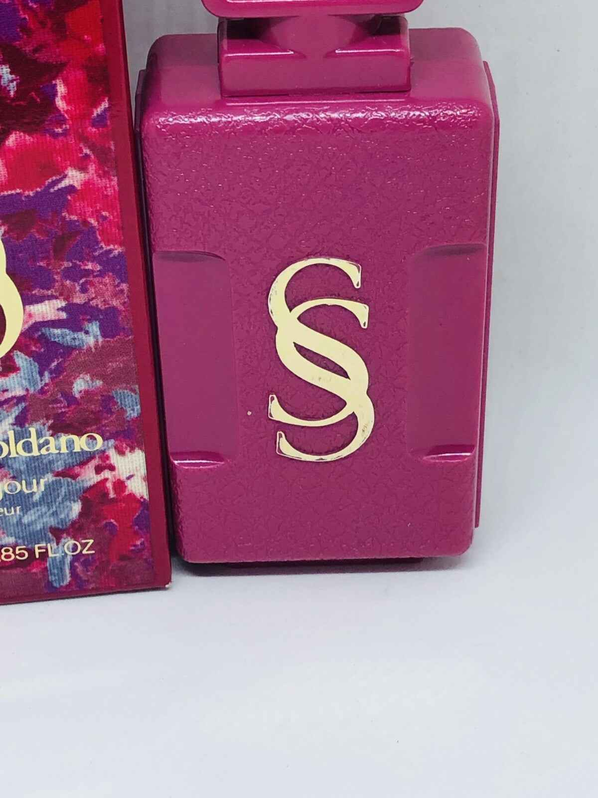 Profumo Soldano Eau De Jour con flacone rosa e logo elegante per un'esperienza olfattiva unica