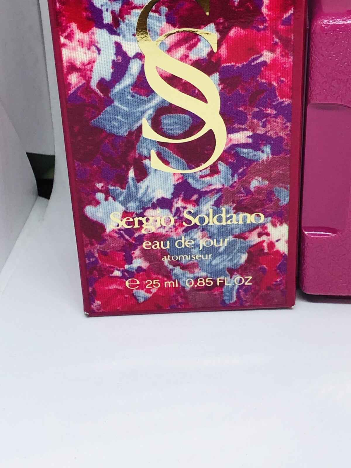 Confezione di profumo Soldano Eau De Jour da 25 ml con design floreale e colori vivaci