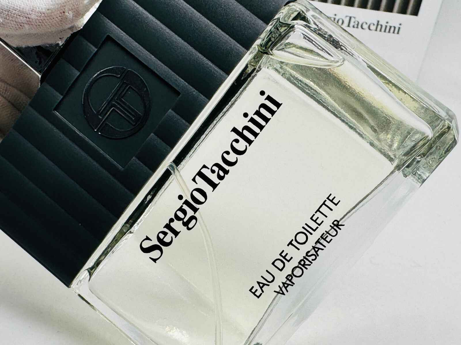 Profumo Sergio Tacchini Uomo in flacone trasparente con etichetta elegante ed erogatore spray