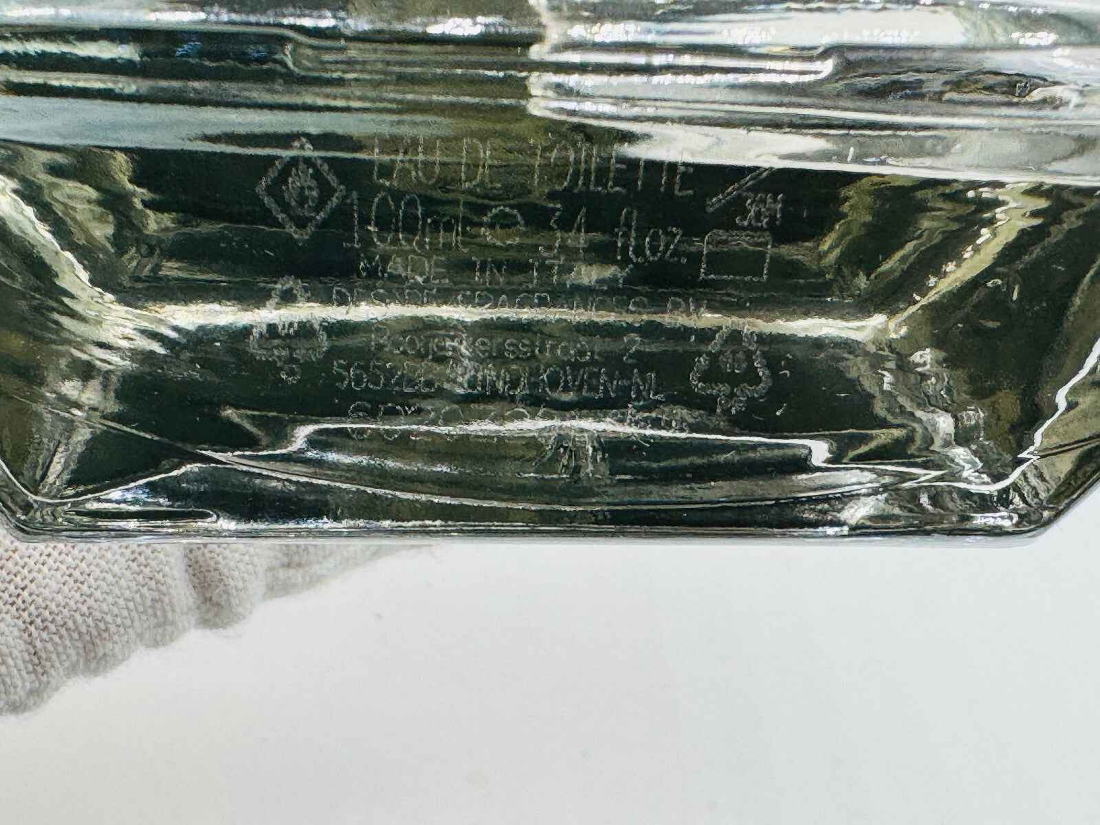 Flacone di profumo Sergio Tacchini Uomo da 100 ml con design elegante e vetro trasparente