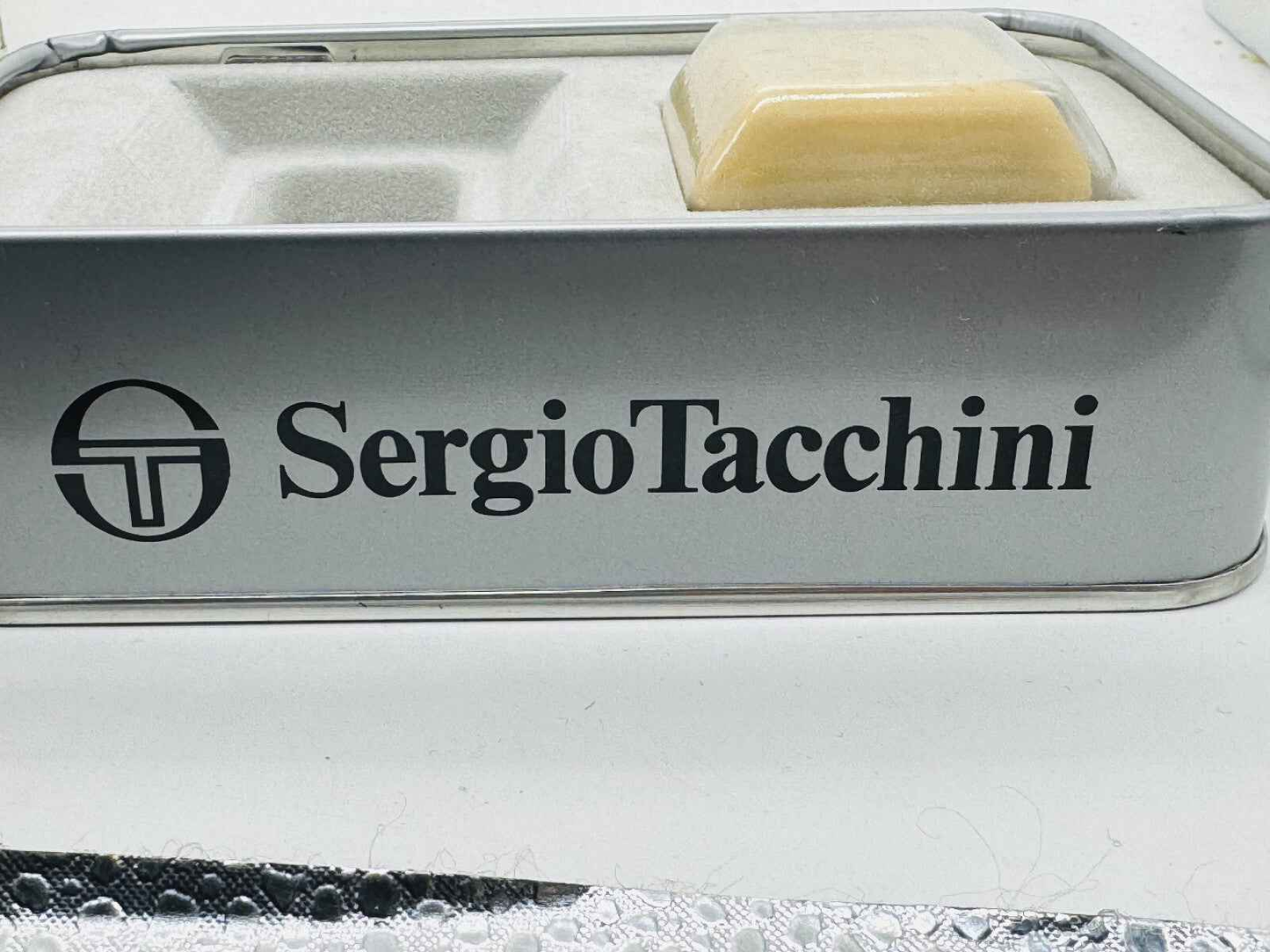 Scatola profumo Sergio Tacchini Uomo con sapone, design elegante e logo distintivo