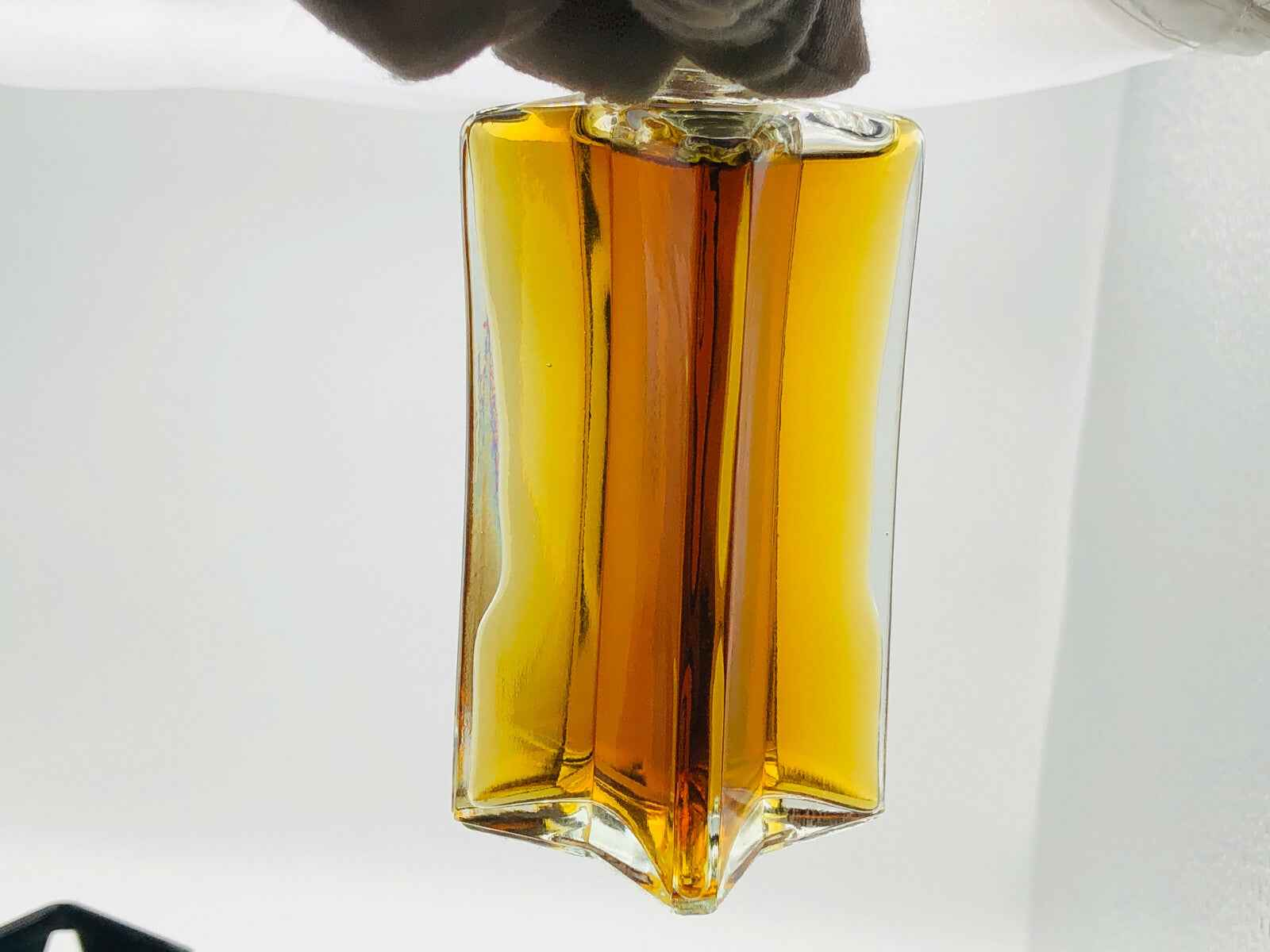 Flacone di profumo Tabiti Sojuz Vintage con design elegante e tonalità dorata.