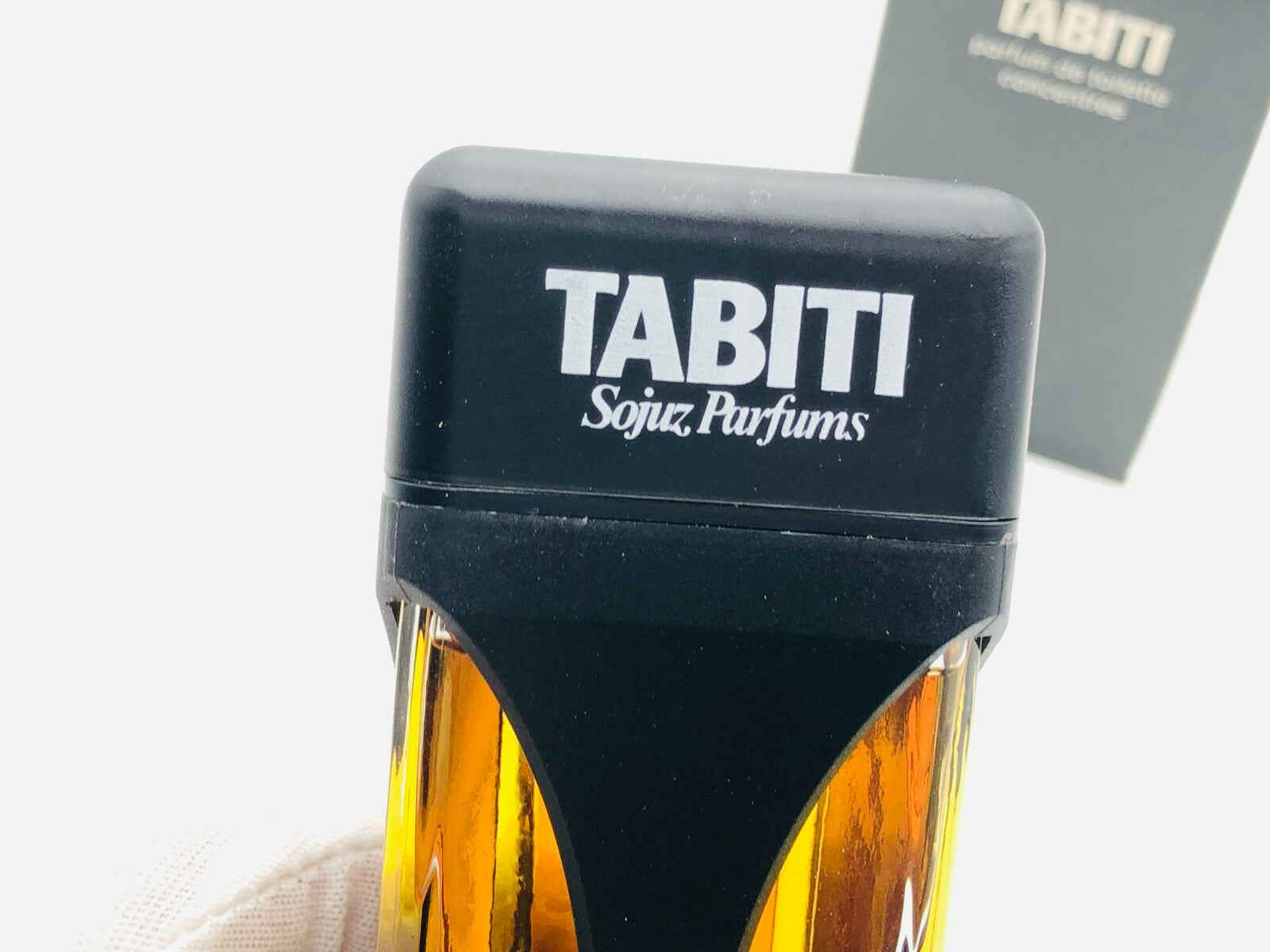 Flacone di profumo Tabiti Sojuz Vintage con un design elegante e moderno per un aroma unico