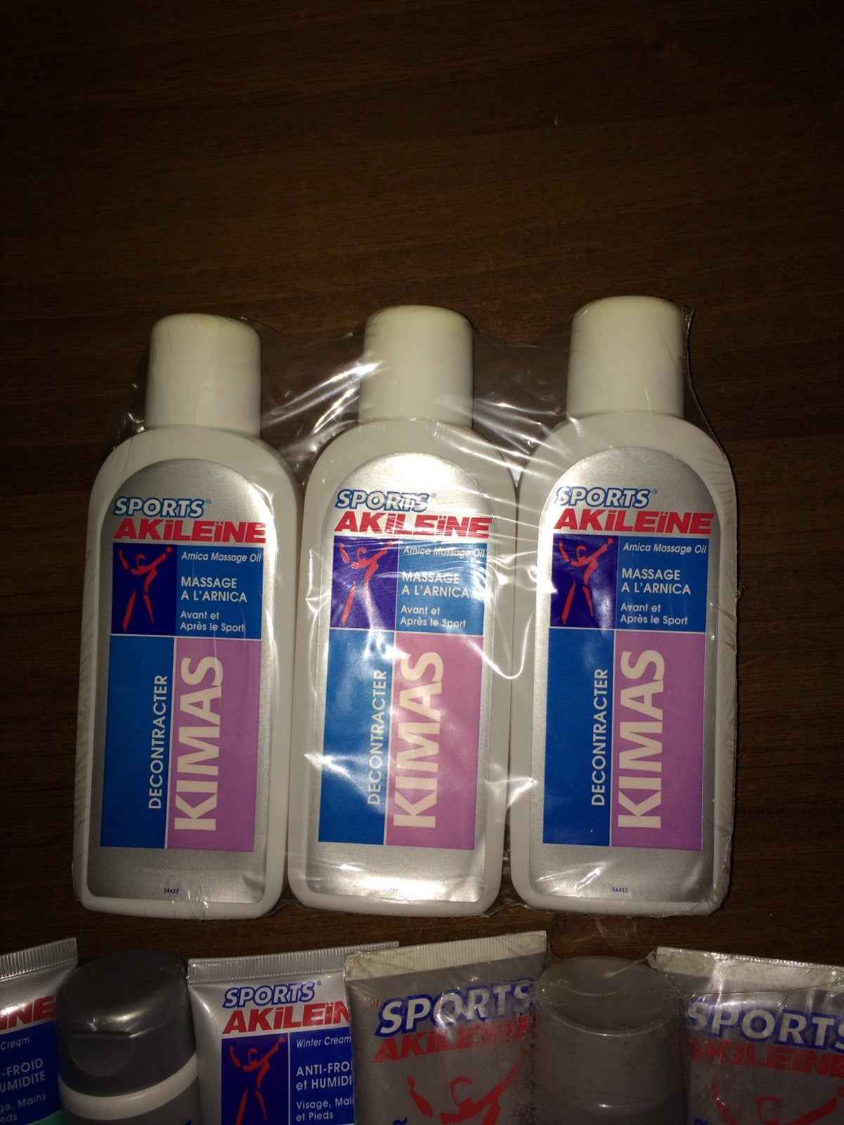 Tre flaconi di Akileine Kimas per massaggio decontratturante con formula lenitiva